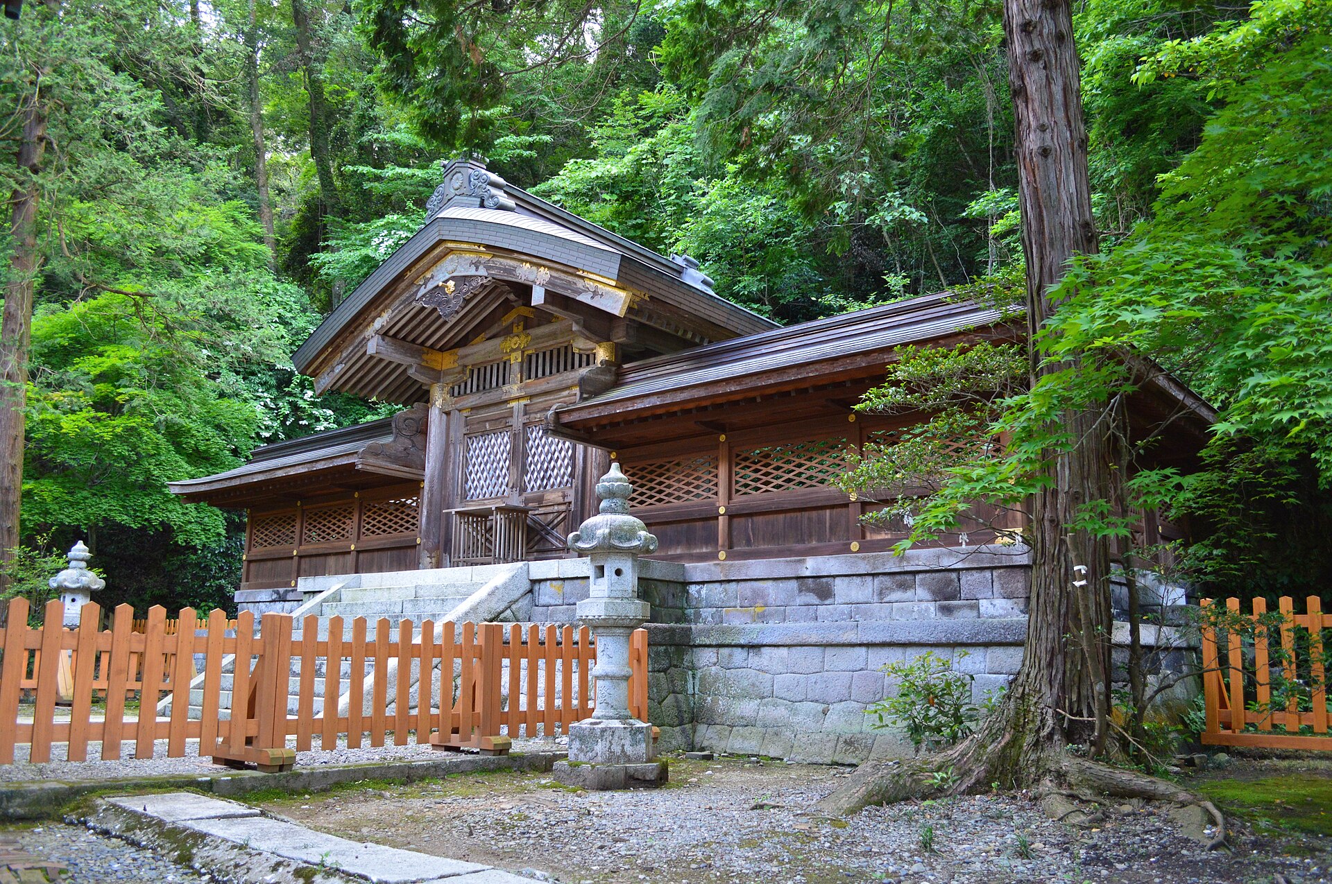 金鑚神社の中門と朱塗りの装飾