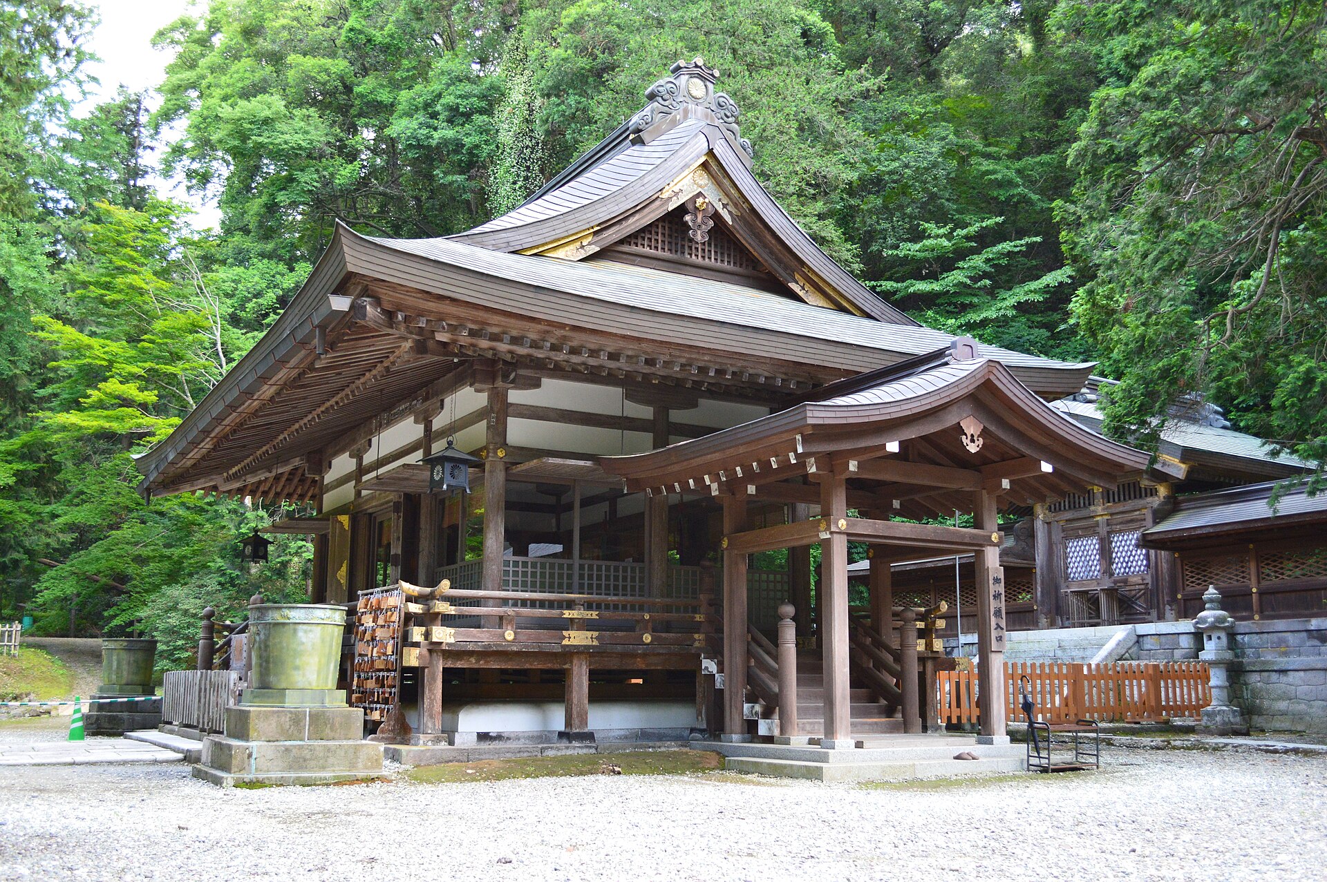 金鑚神社の拝殿を正面から見た様子