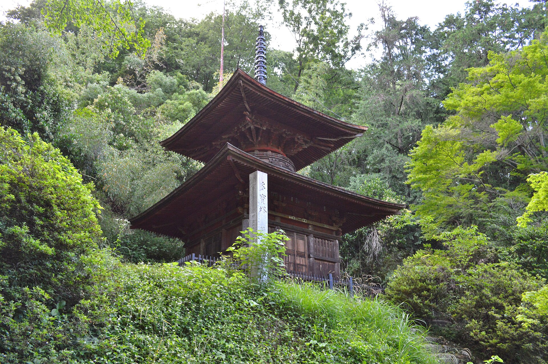 金鑚神社の多宝塔、朱塗りの二重塔