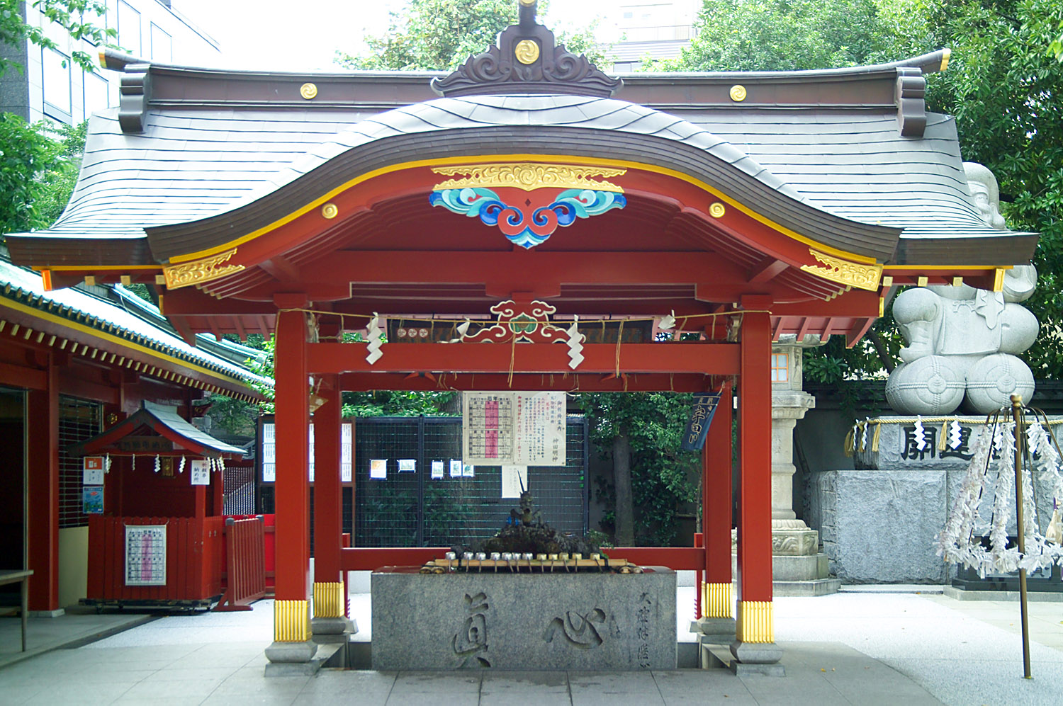 神田明神の隨神門と「至誠」の手水石