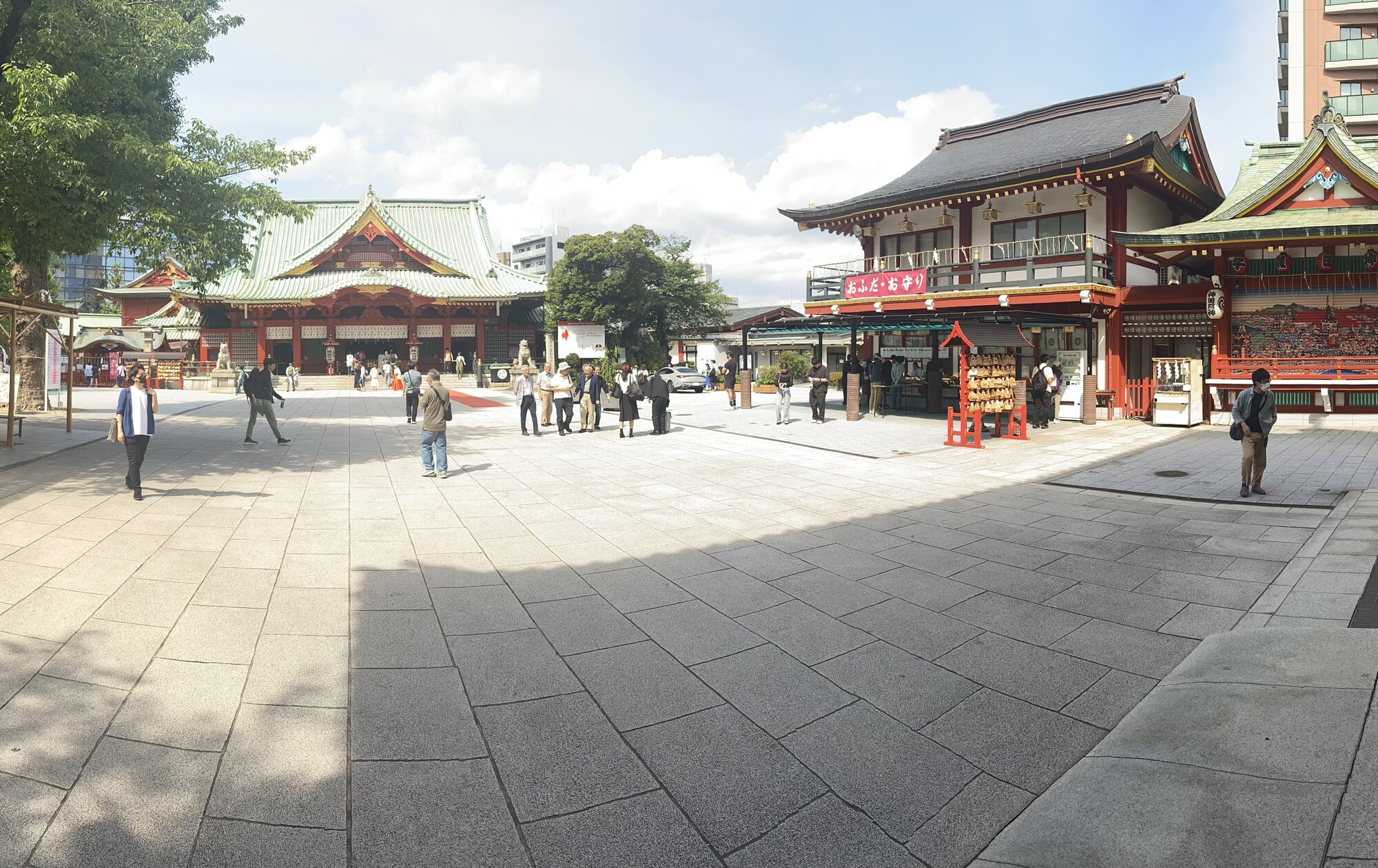 神田明神の境内、社殿と授与所