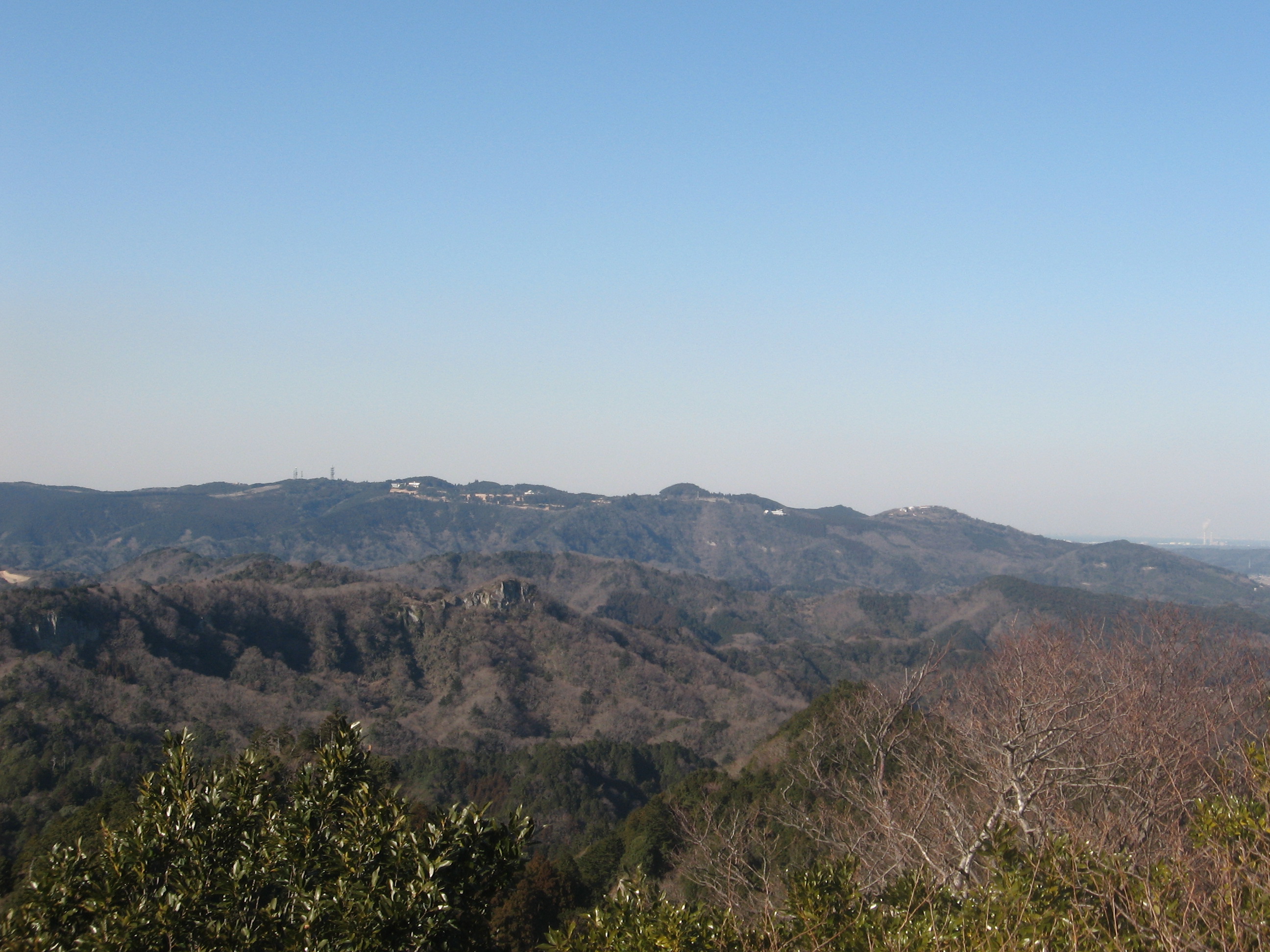 房総の山並みにそびえる鹿野山