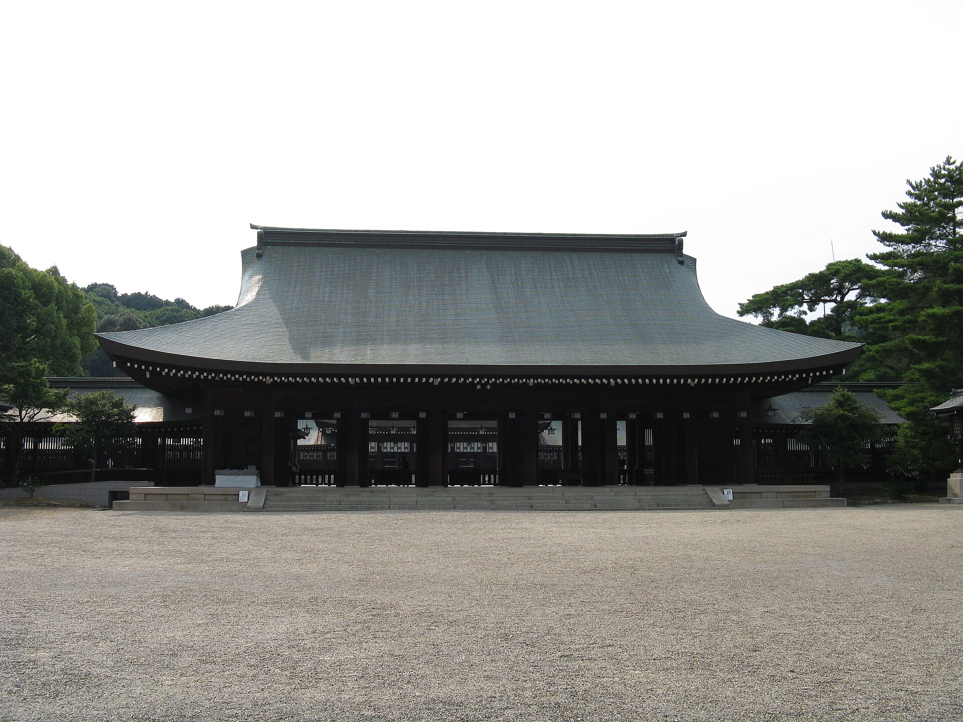 橿原神宮の外拝殿と広い前庭