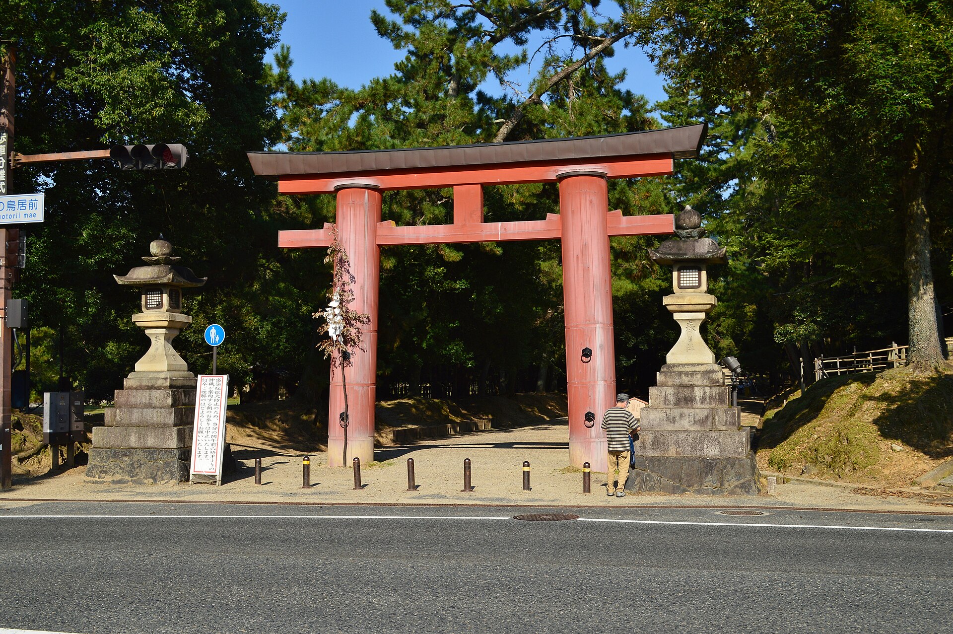 春日大社の一の鳥居と参道の石燈籠