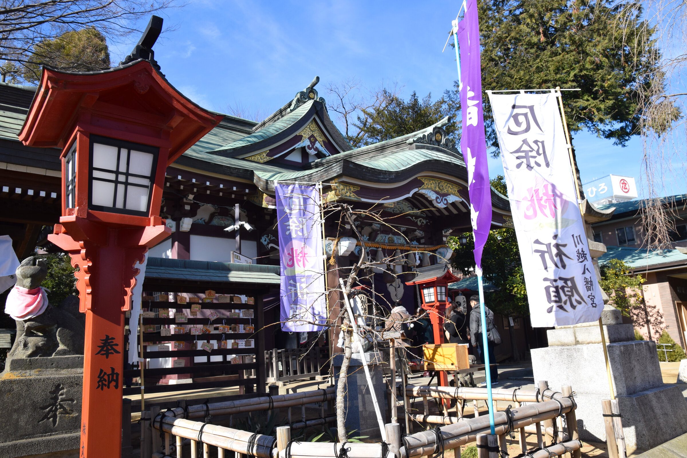 川越八幡宮の境内と幟旗