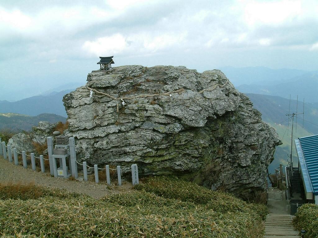 剣山本宮宝蔵石神社の宝蔵石、安徳天皇の宝剣が納められたと伝わる磐座