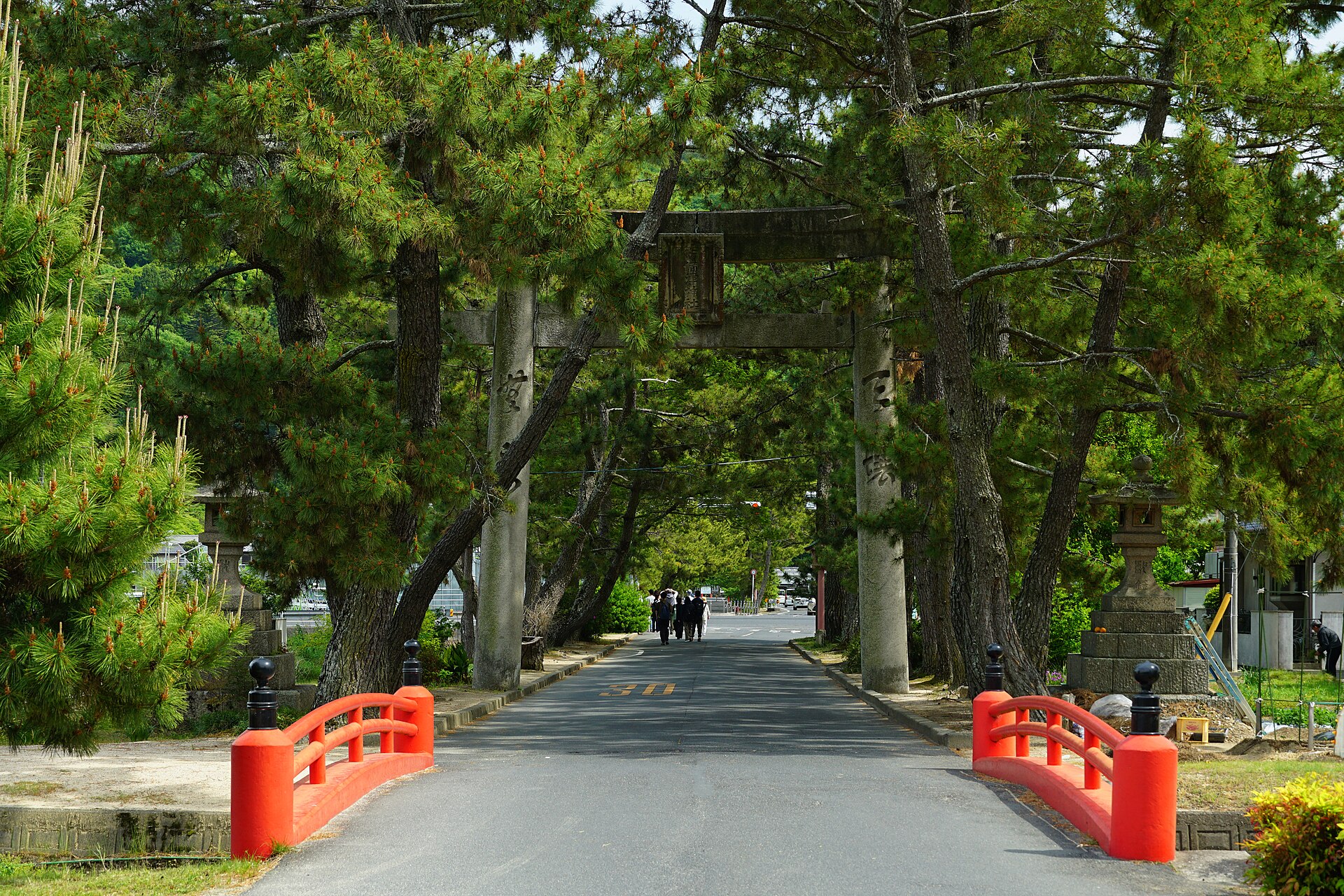 吉備津神社の松並木参道と朱の太鼓橋