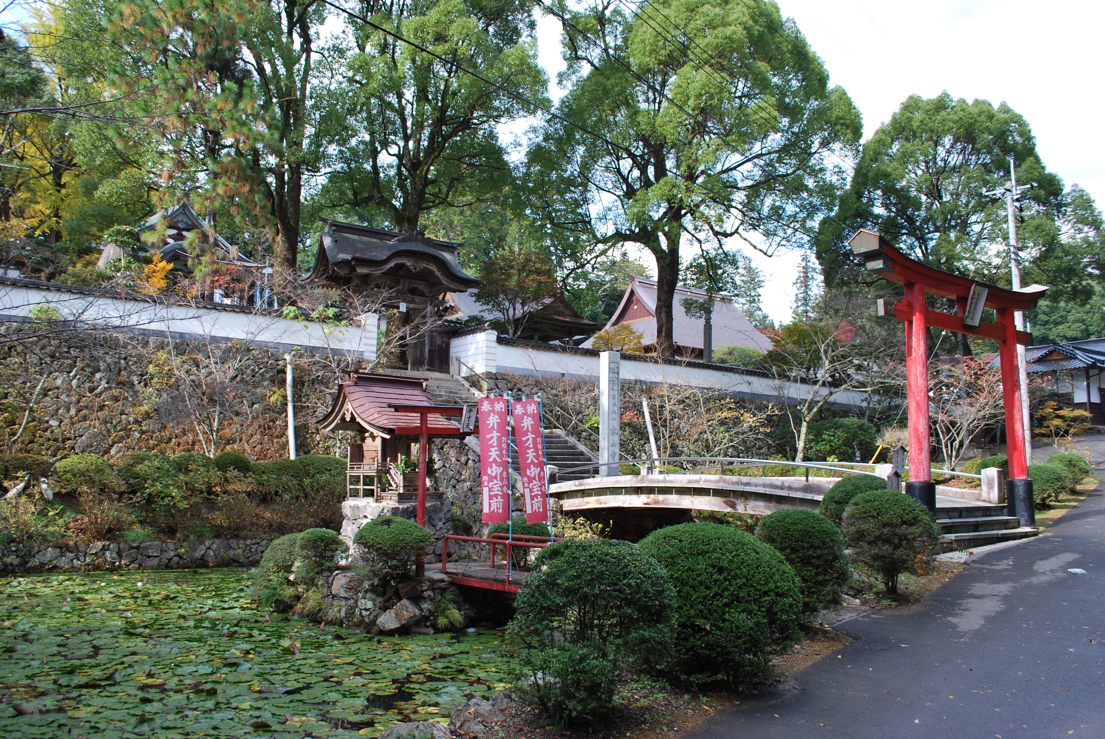 木山寺の弁天堂と境内の様子