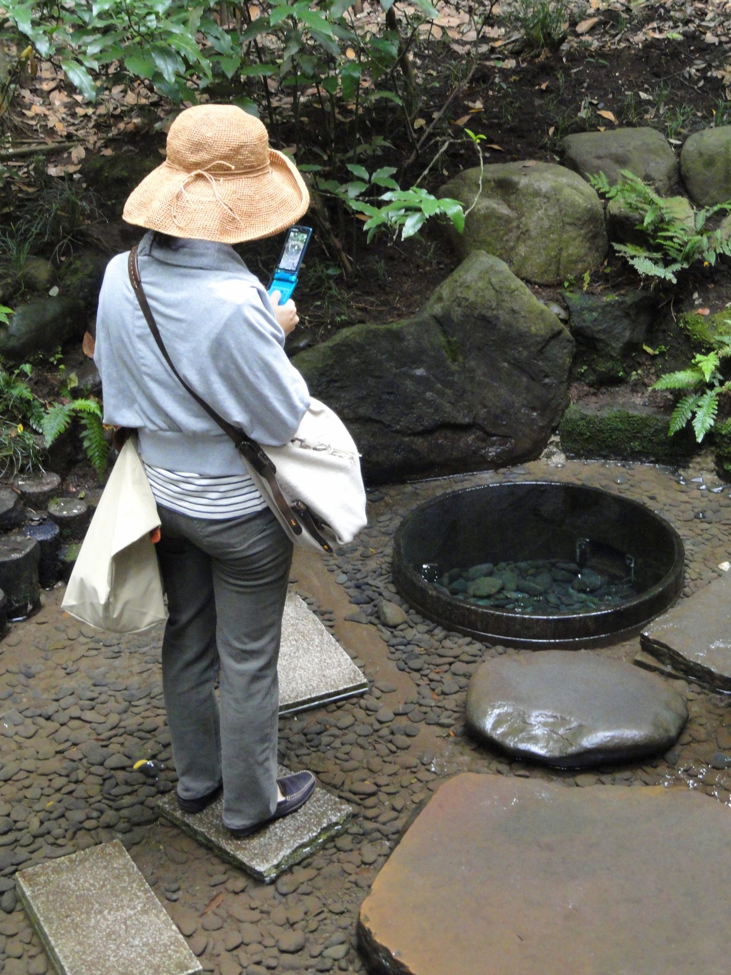 清正の井戸を見学する参拝者の様子
