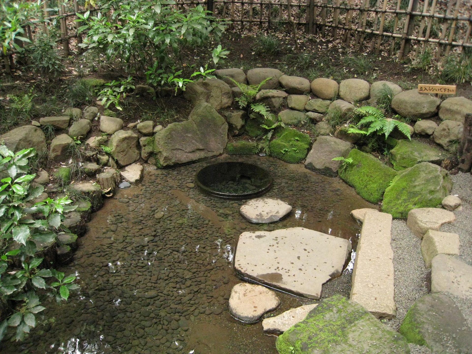 清正の井戸と周辺の石組みの全景
