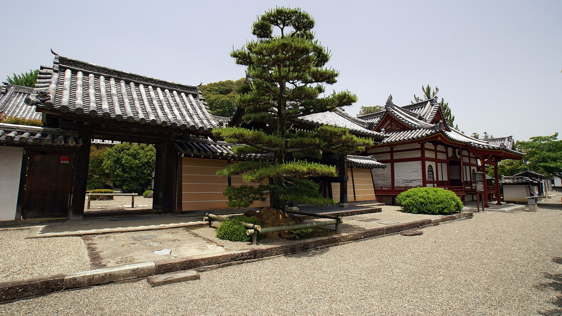 名勝粉河寺庭園の桃山時代の石組と大きな本堂