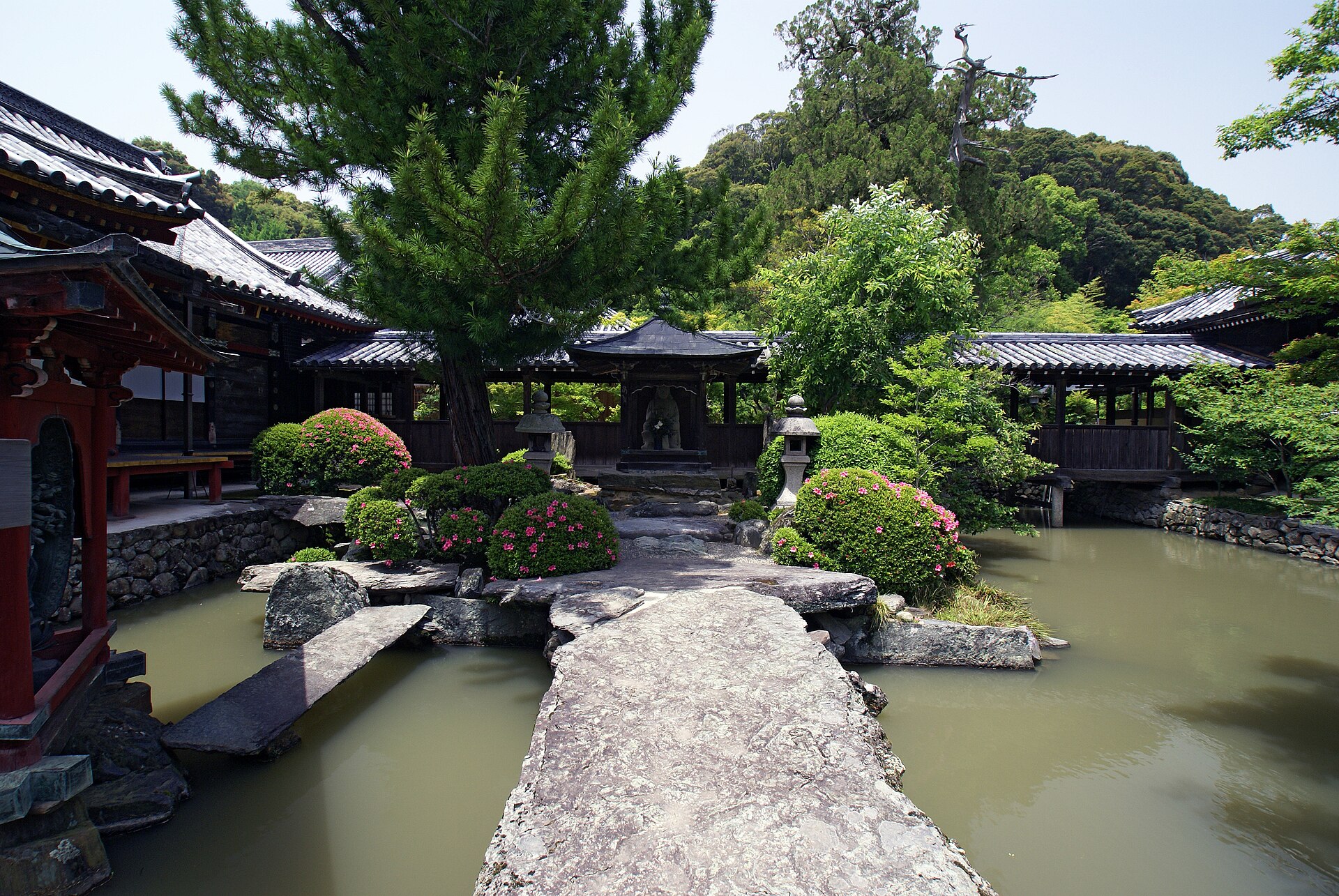 粉河寺の境内の池と石橋、初夏のツツジ