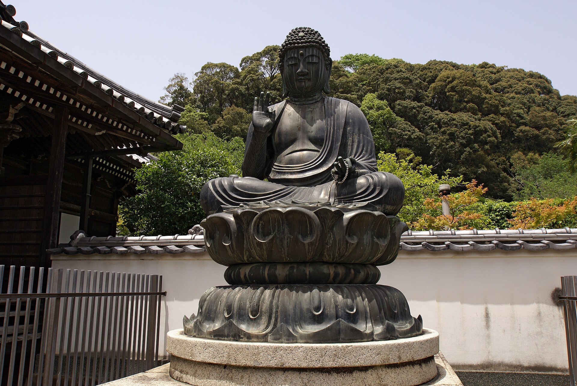 粉河寺の蓮台に座す銅造の仏坐像