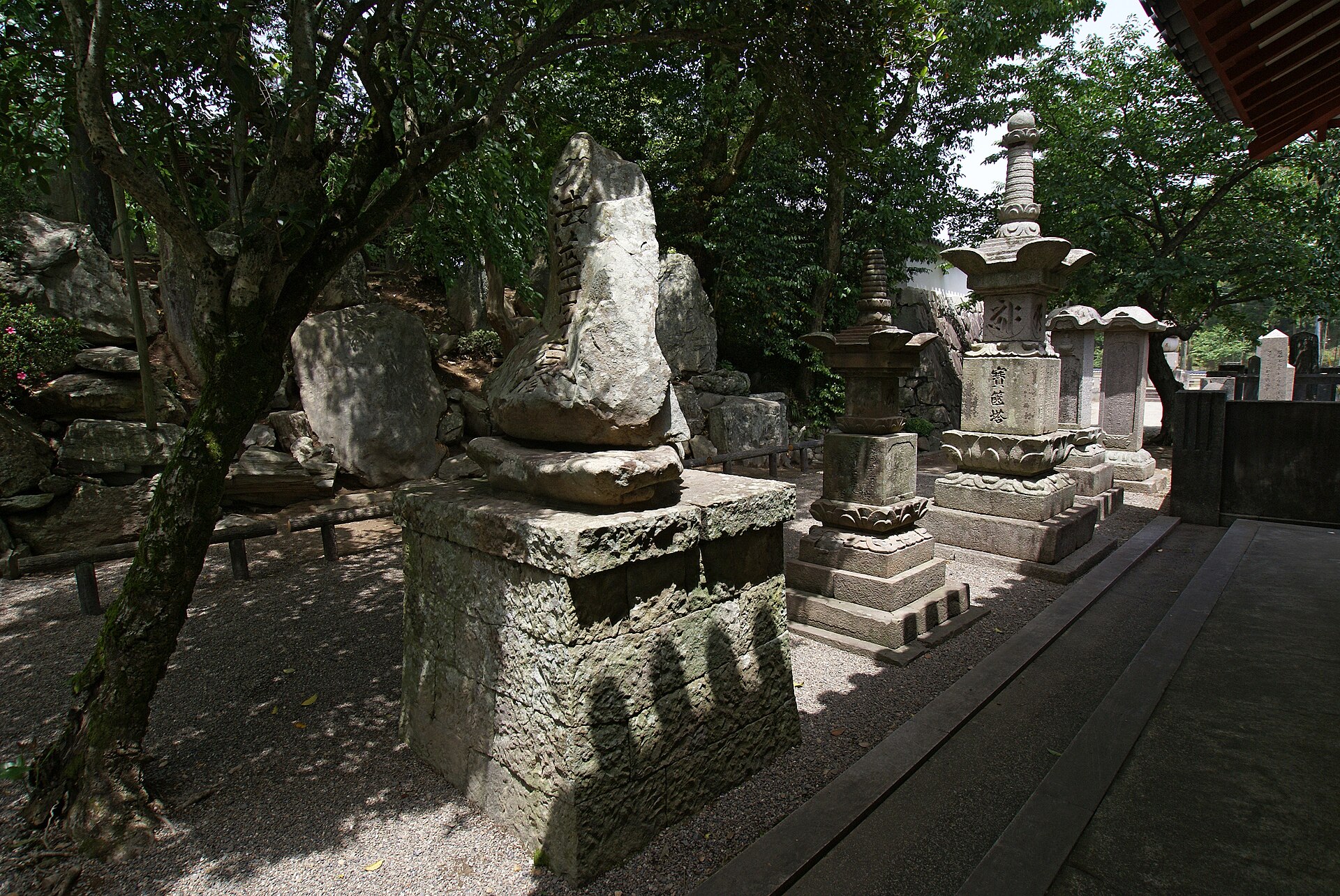 粉河寺の石造の宝篋印塔と石塔が並ぶ一角