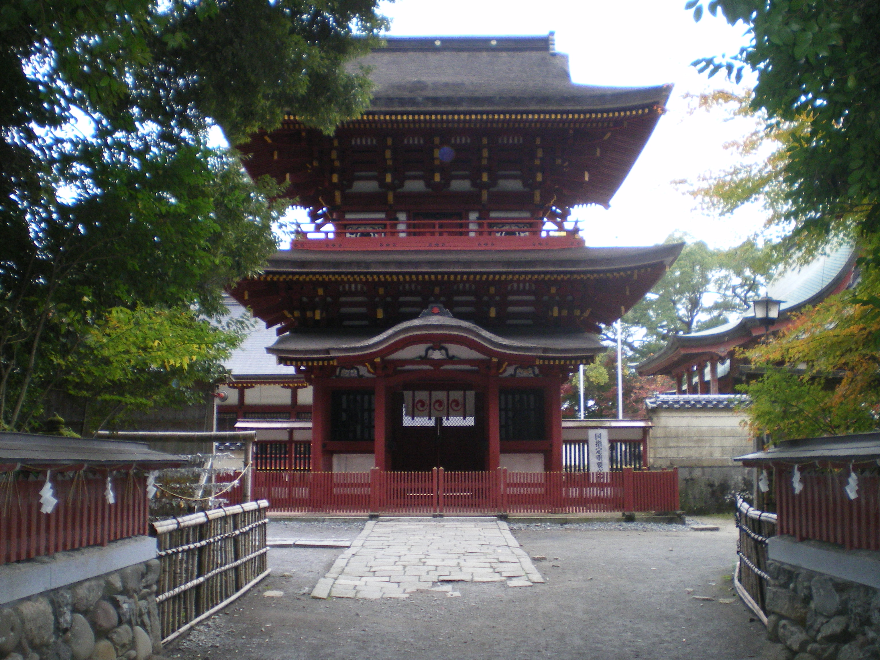 薦神社の神門と鳥居