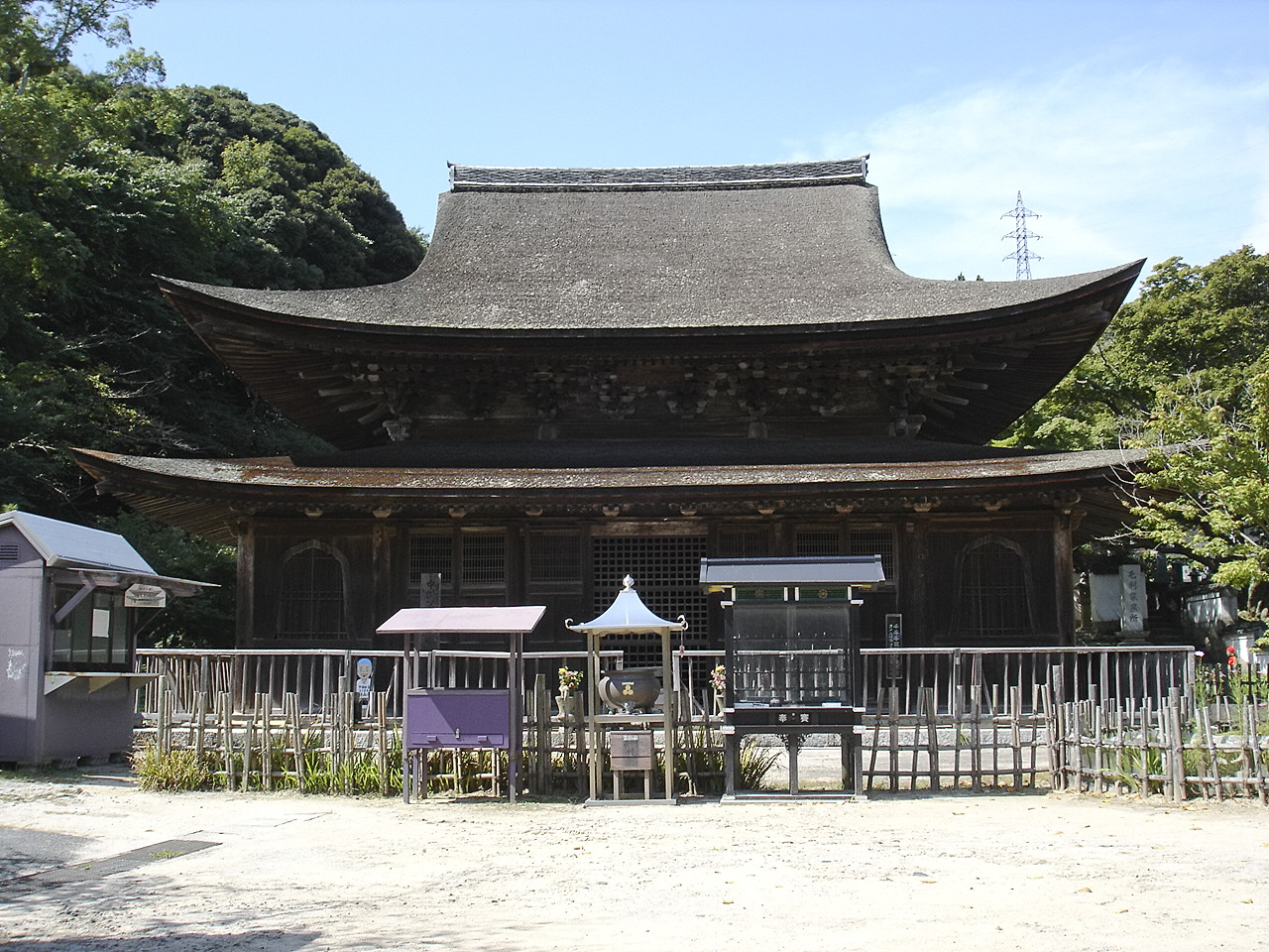 功山寺の仏殿。国宝に指定される禅宗様建築