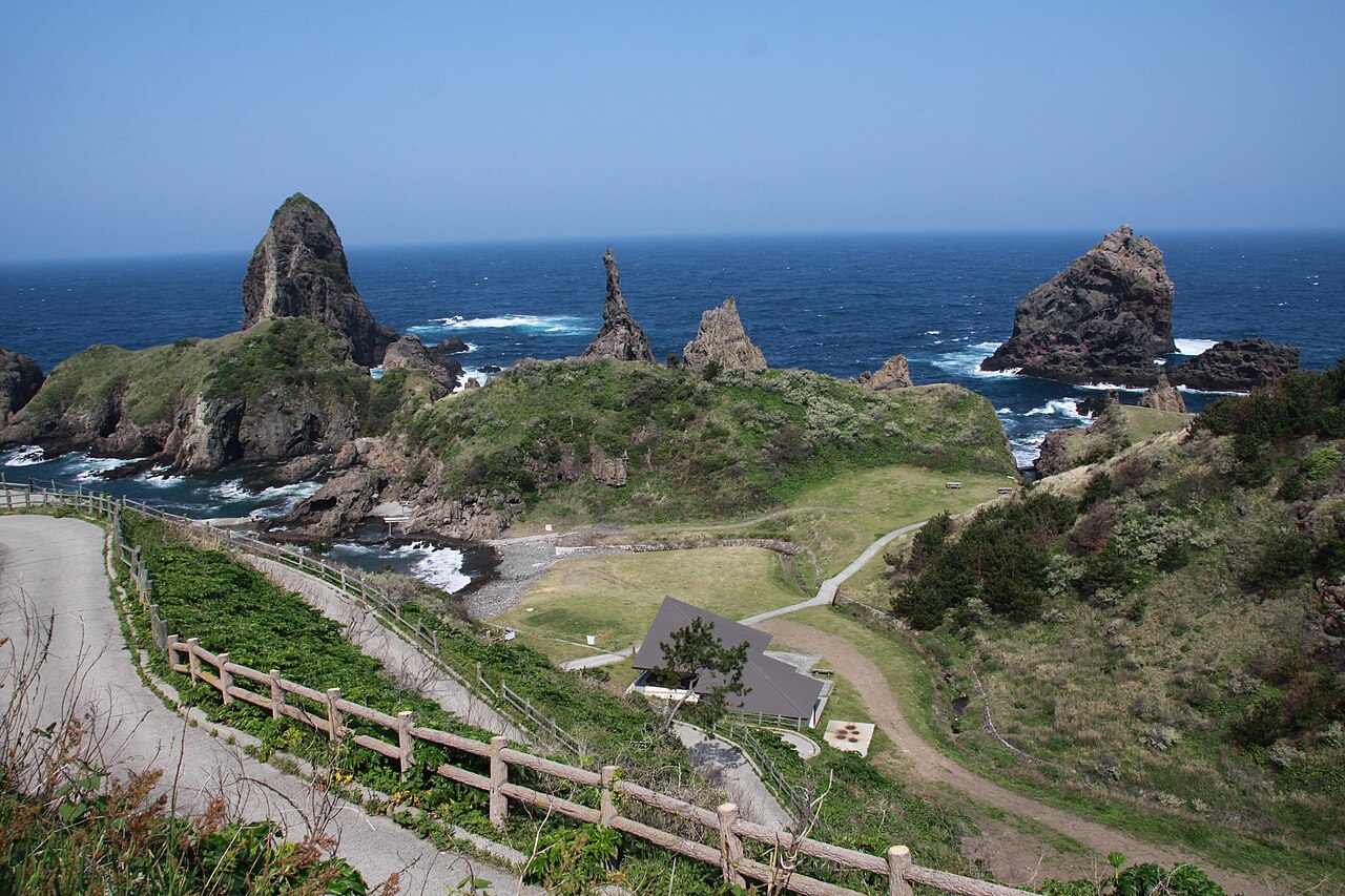 国賀海岸の海食奇岩群を駐車場側から望む景色