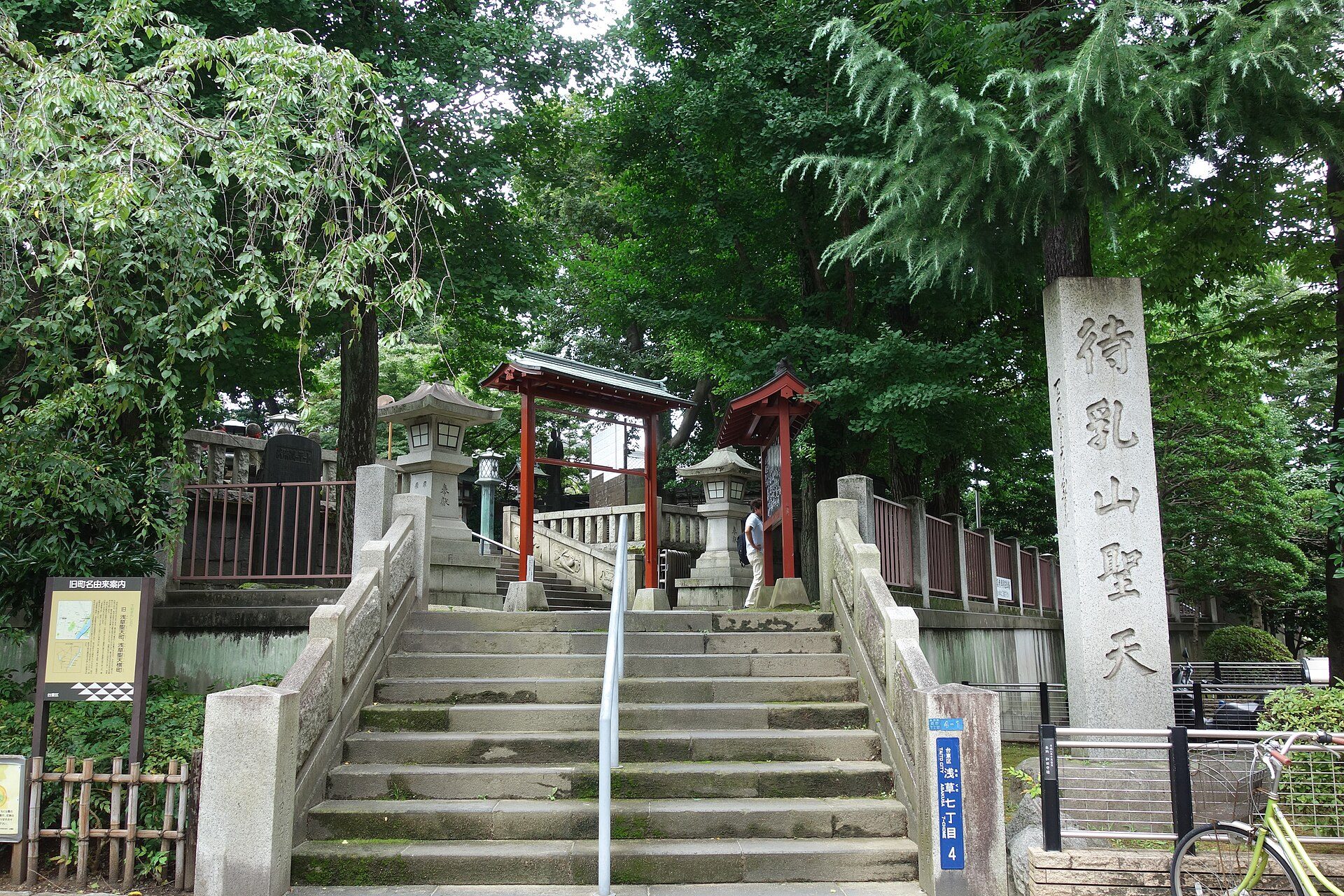 待乳山聖天の参道石段と朱塗りの門