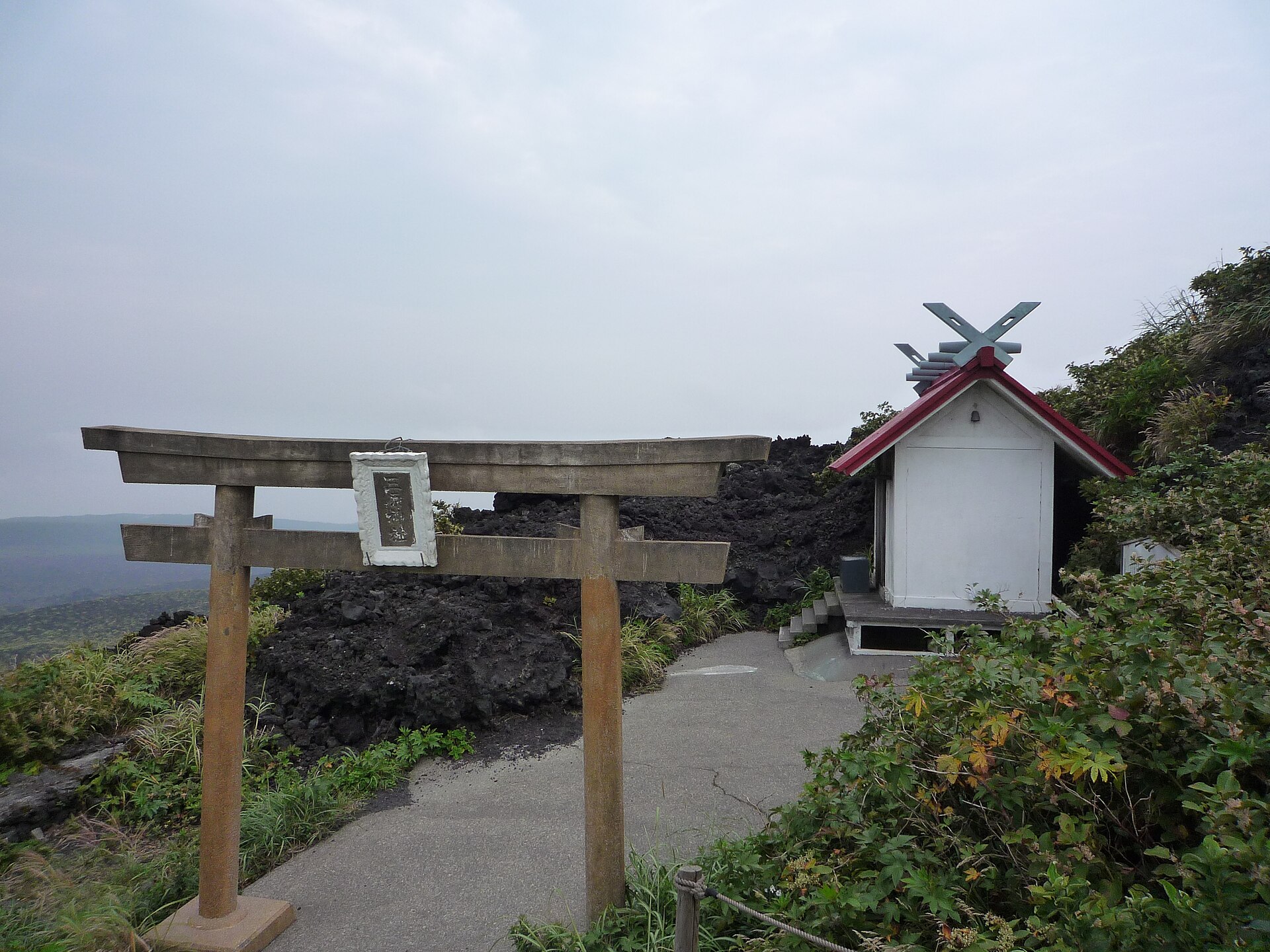三原山内輪山山頂に鎮座する三原神社の鳥居と社殿