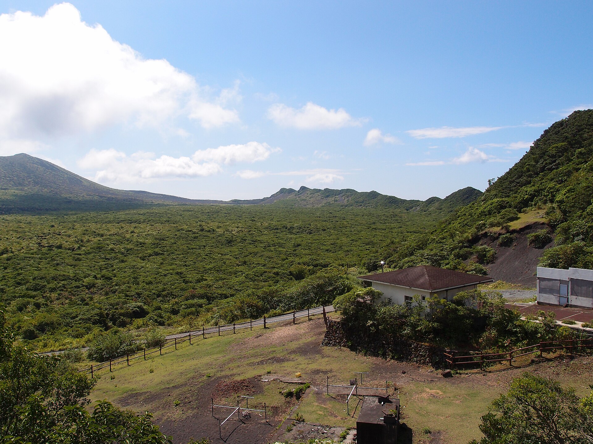 三原山カルデラを見渡す山頂トレイル