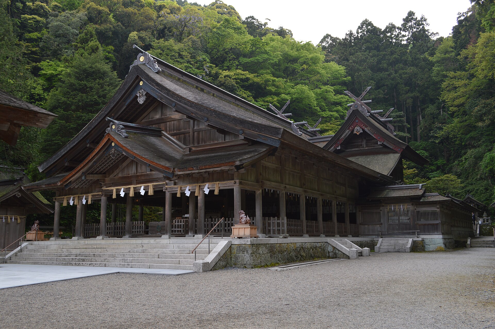 美保神社の社殿、左右二殿が連なる美保造の本殿と拝殿