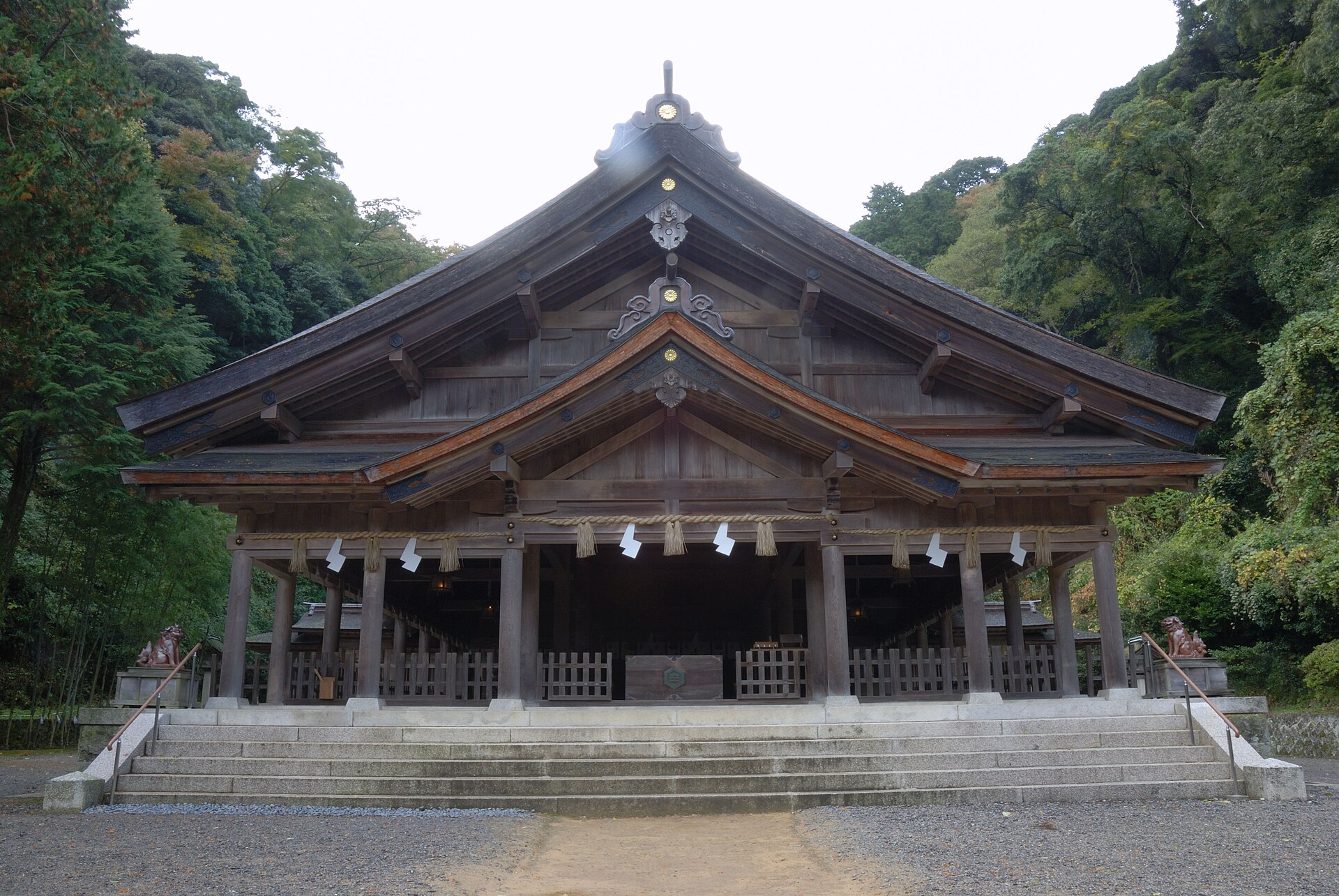 美保神社の拝殿正面、注連縄が掛かる大きな屋根