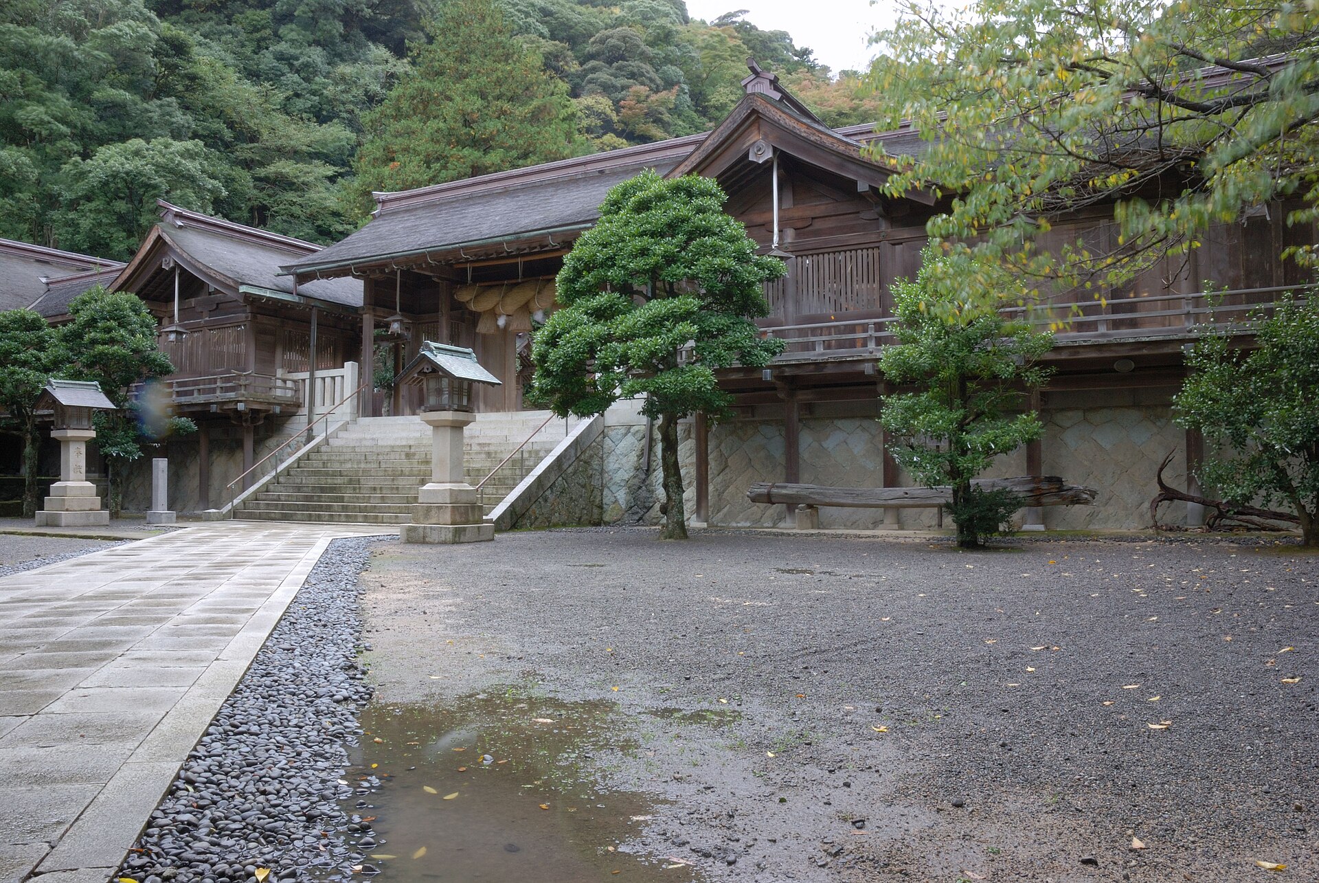 美保神社の神門と参道、石畳が続く境内