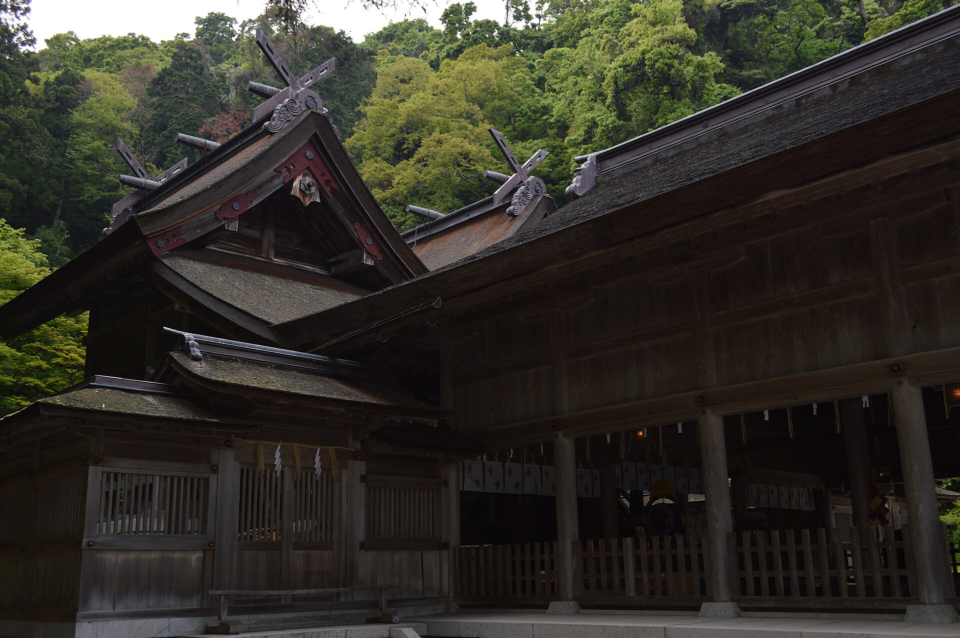 美保神社の本殿を近くから望む、千木と鰹木の意匠