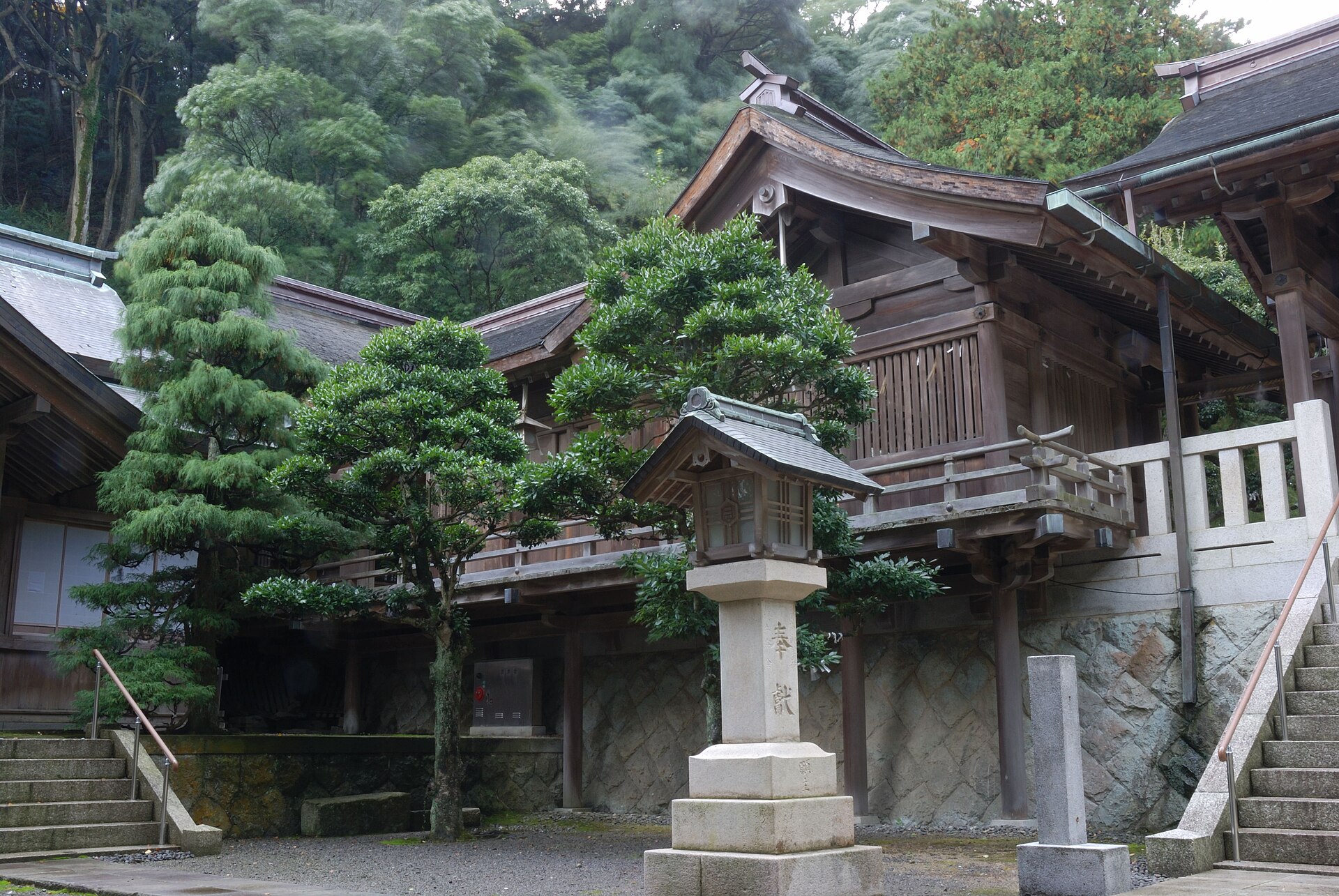 美保神社の回廊と石灯籠