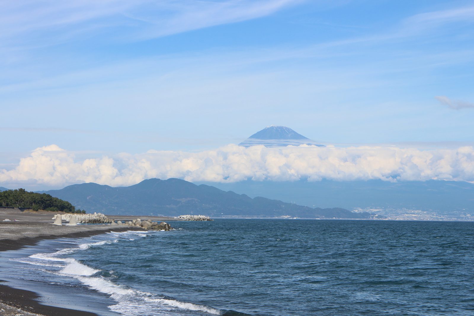 駿河湾越しに富士山を望む三保の松原