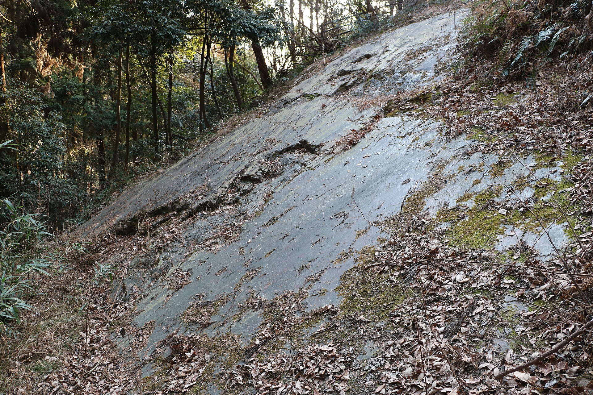 御嶽の鏡岩、鏡のように磨かれた岩肌の全景