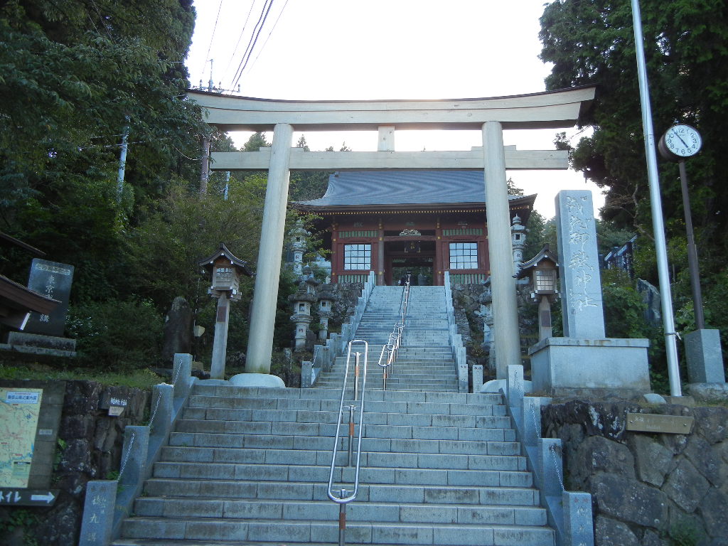 武蔵御嶽神社の随身門と鳥居、石段