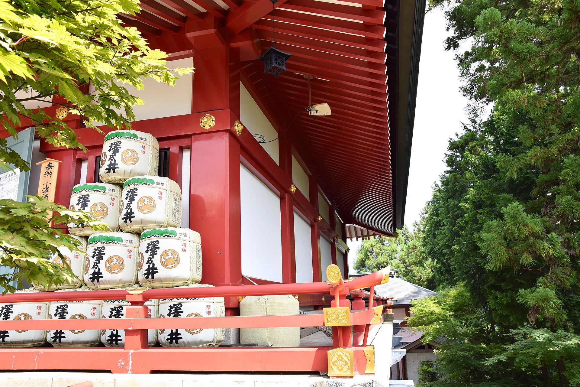 武蔵御嶽神社の社殿と奉納された酒樽