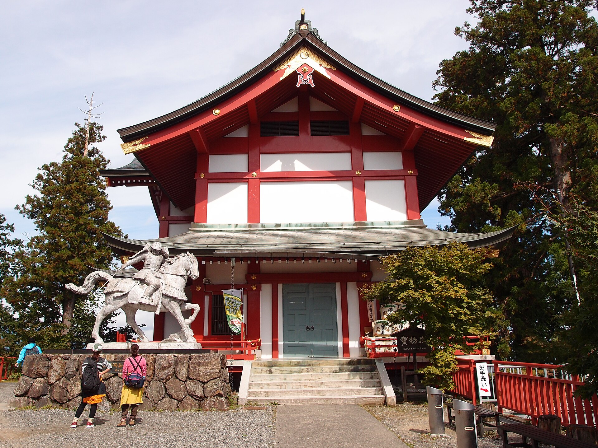武蔵御嶽神社の宝物殿と畠山重忠公之像