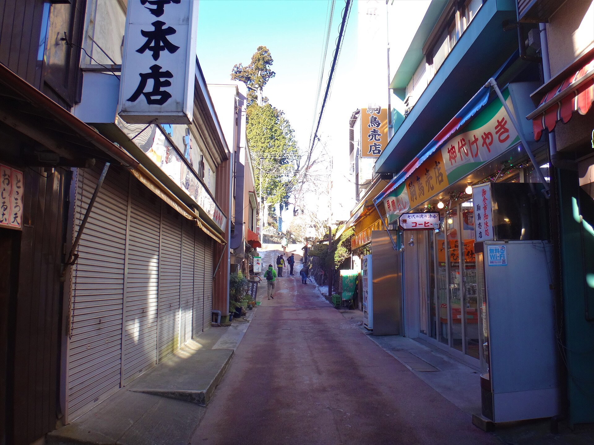 武蔵御嶽神社下の参道商店街