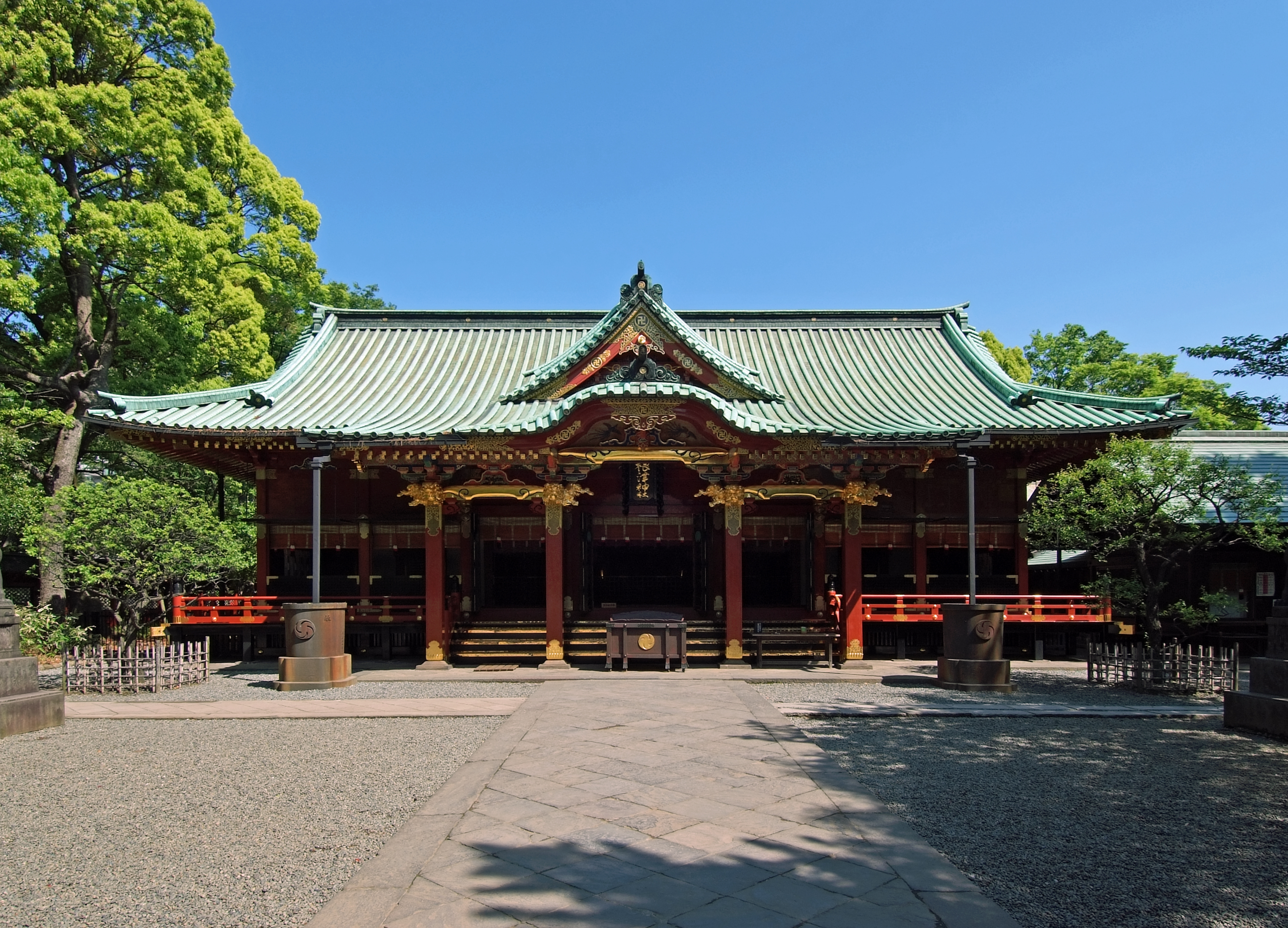 根津神社の本殿を晴天下で撮影した様子