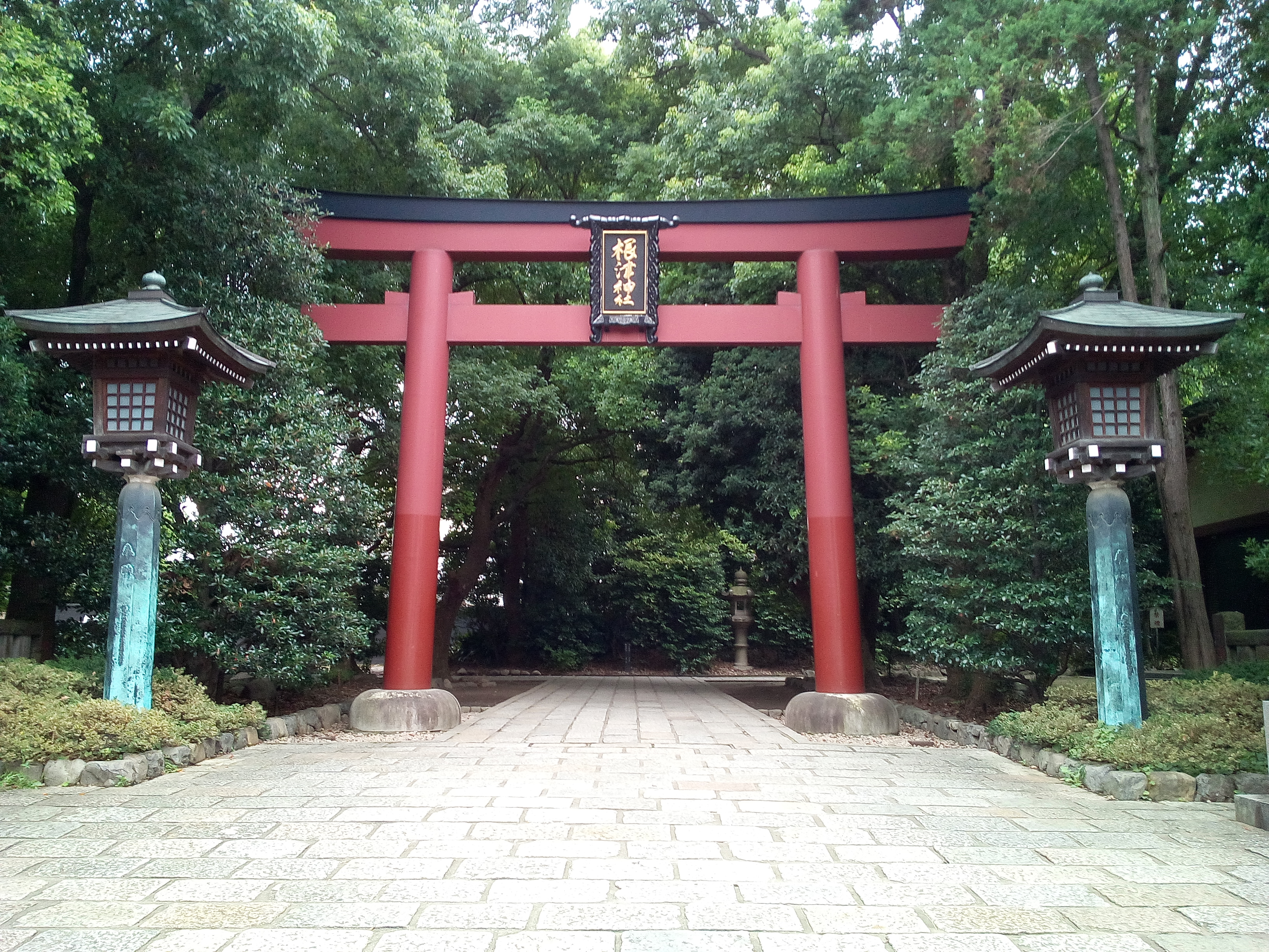 根津神社の鳥居と社号標