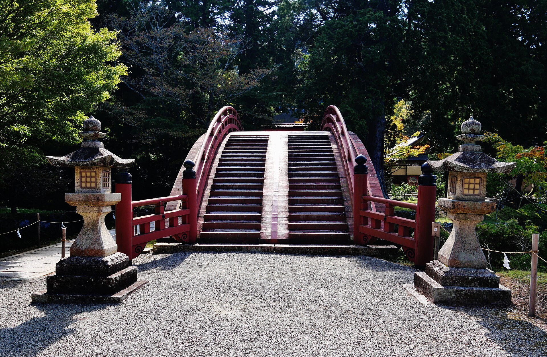 そり橋とも呼ばれる朱塗りの輪橋