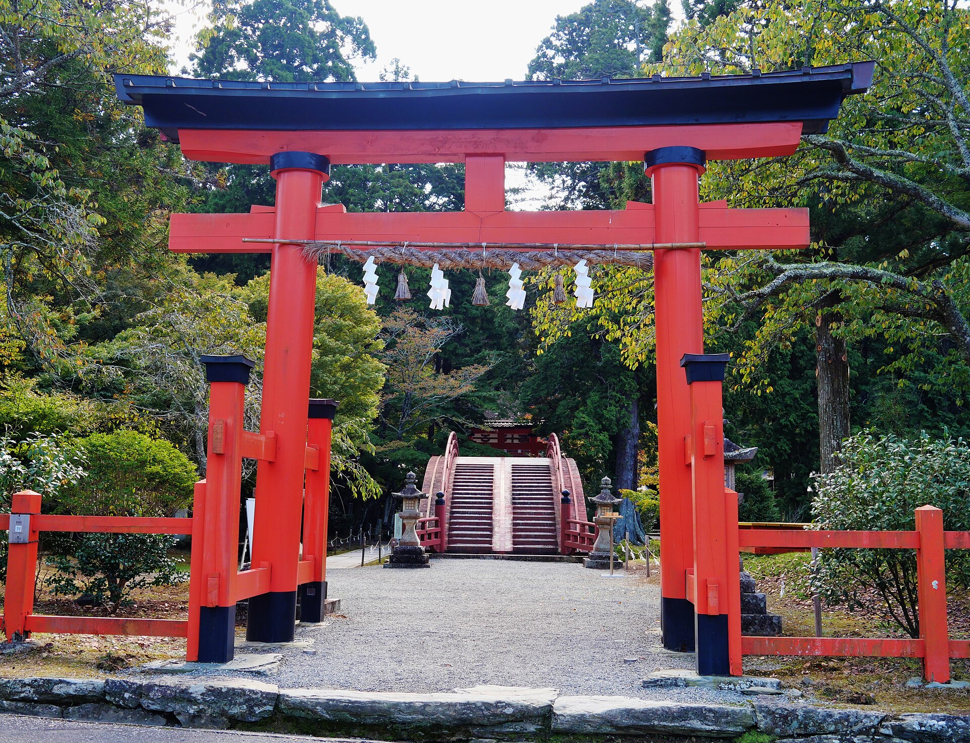 鳥居と輪橋が重なる境内の景色