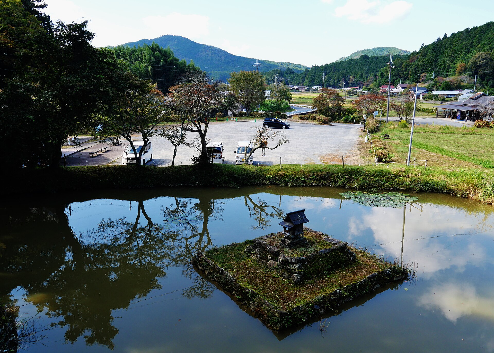 境内の鏡池に映る木々と空