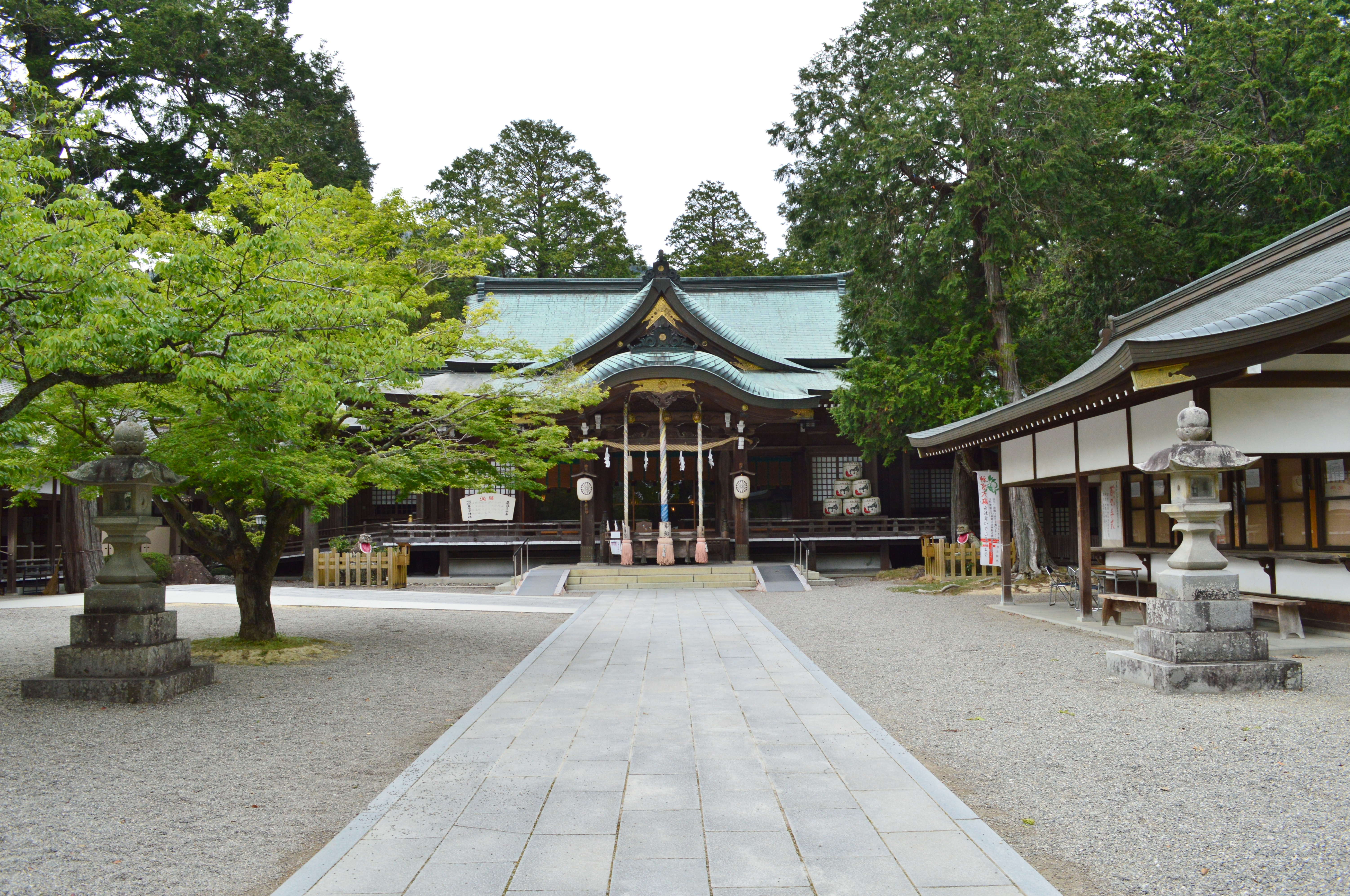 大麻比古神社の本殿、拝殿