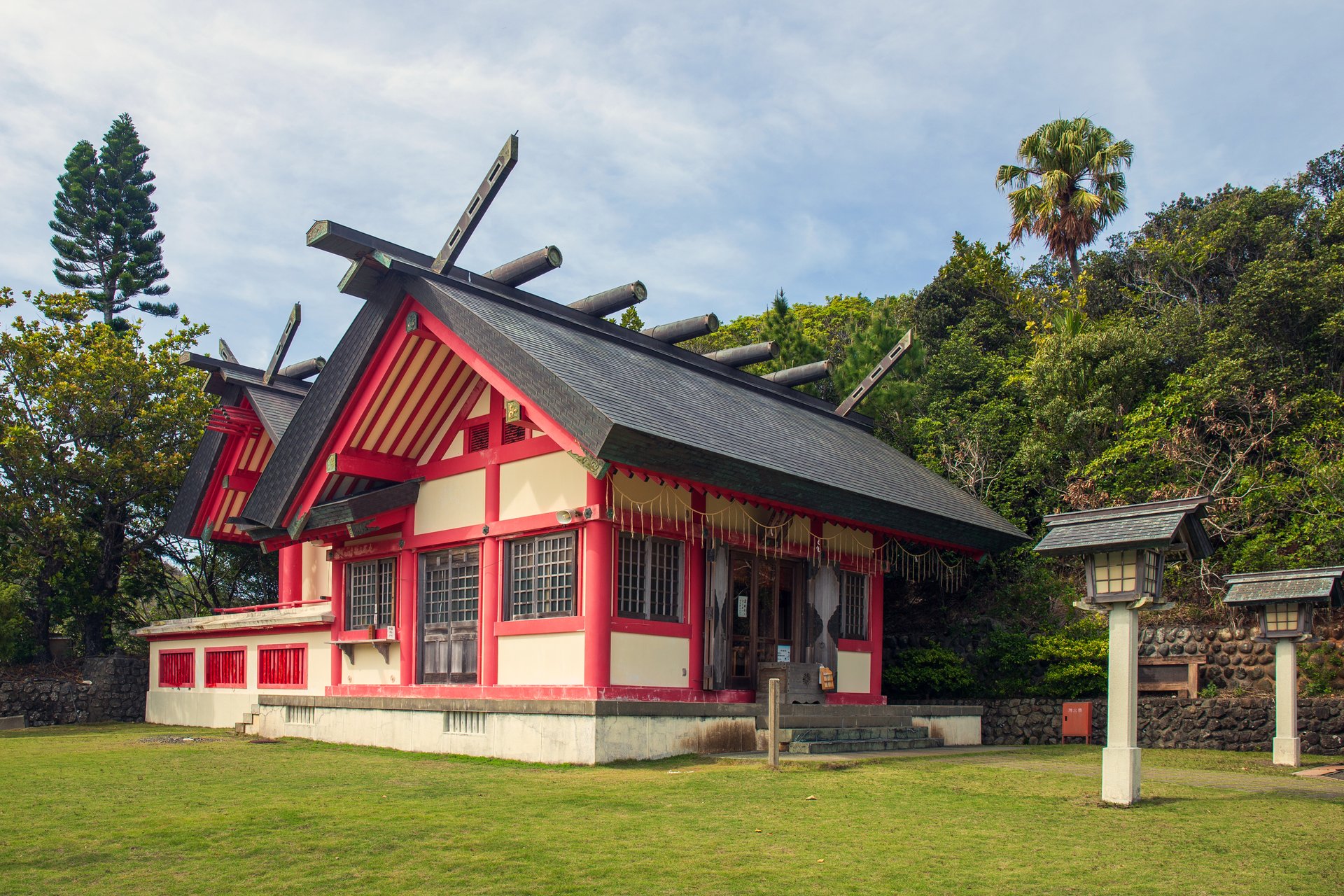 小笠原諸島父島、大神山神社の朱色と白の社殿