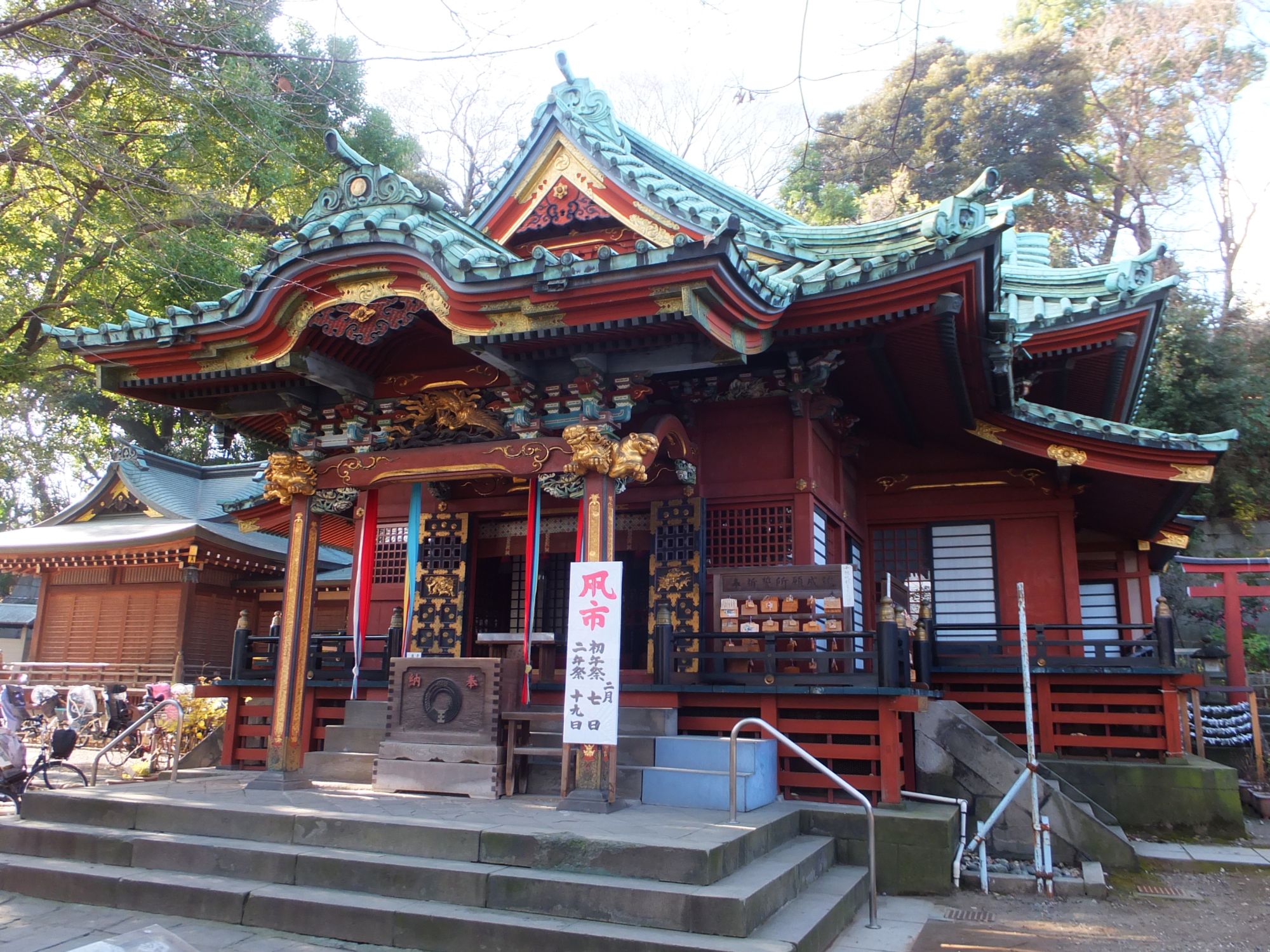 鳥居越しに見える王子稲荷神社の社殿と凧市の案内