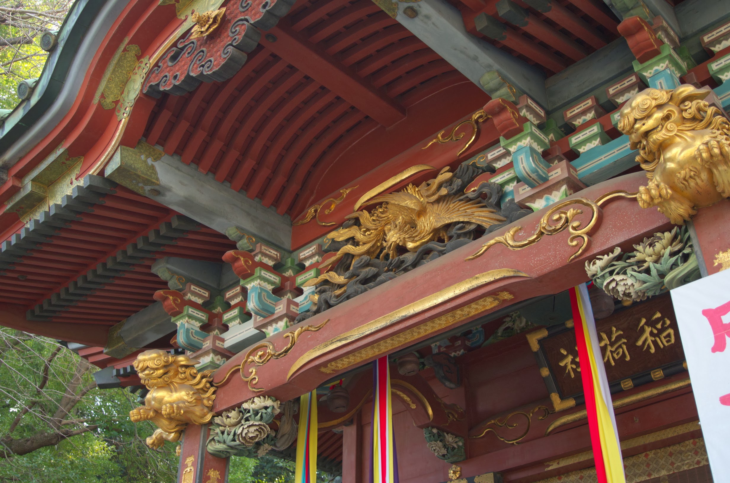 王子稲荷神社の社殿に施された極彩色の彫刻