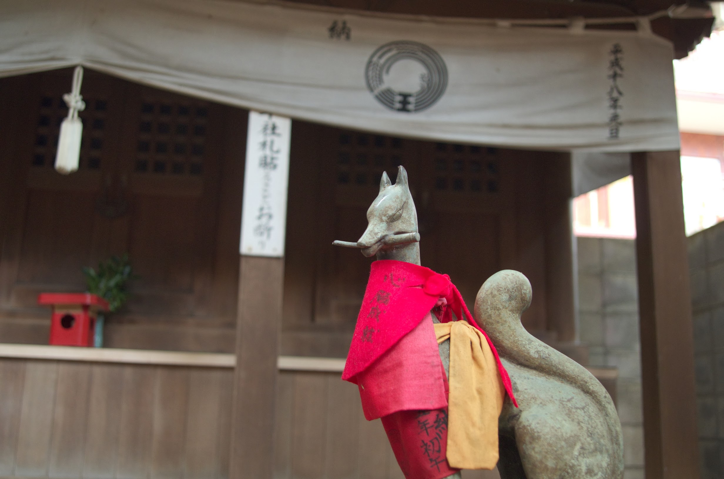 王子稲荷神社の本宮に鎮座する神狐の像