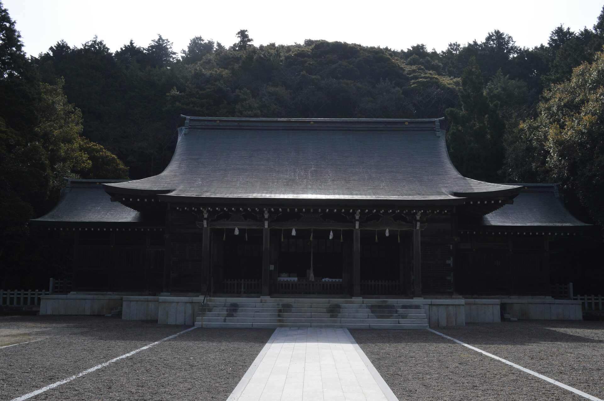 隠岐神社の拝殿正面、隠岐造りの社殿