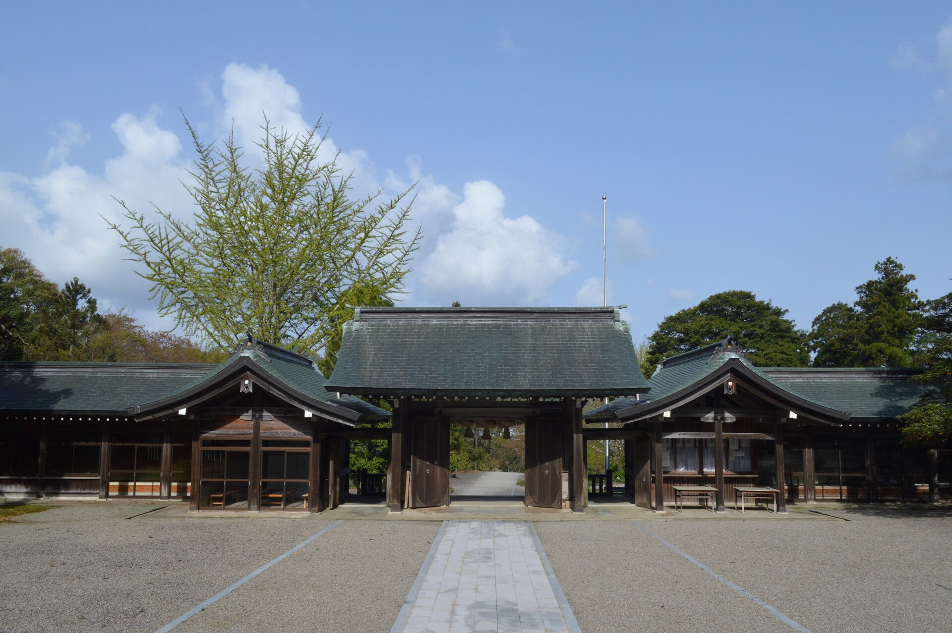 隠岐神社の拝殿を正面から望む