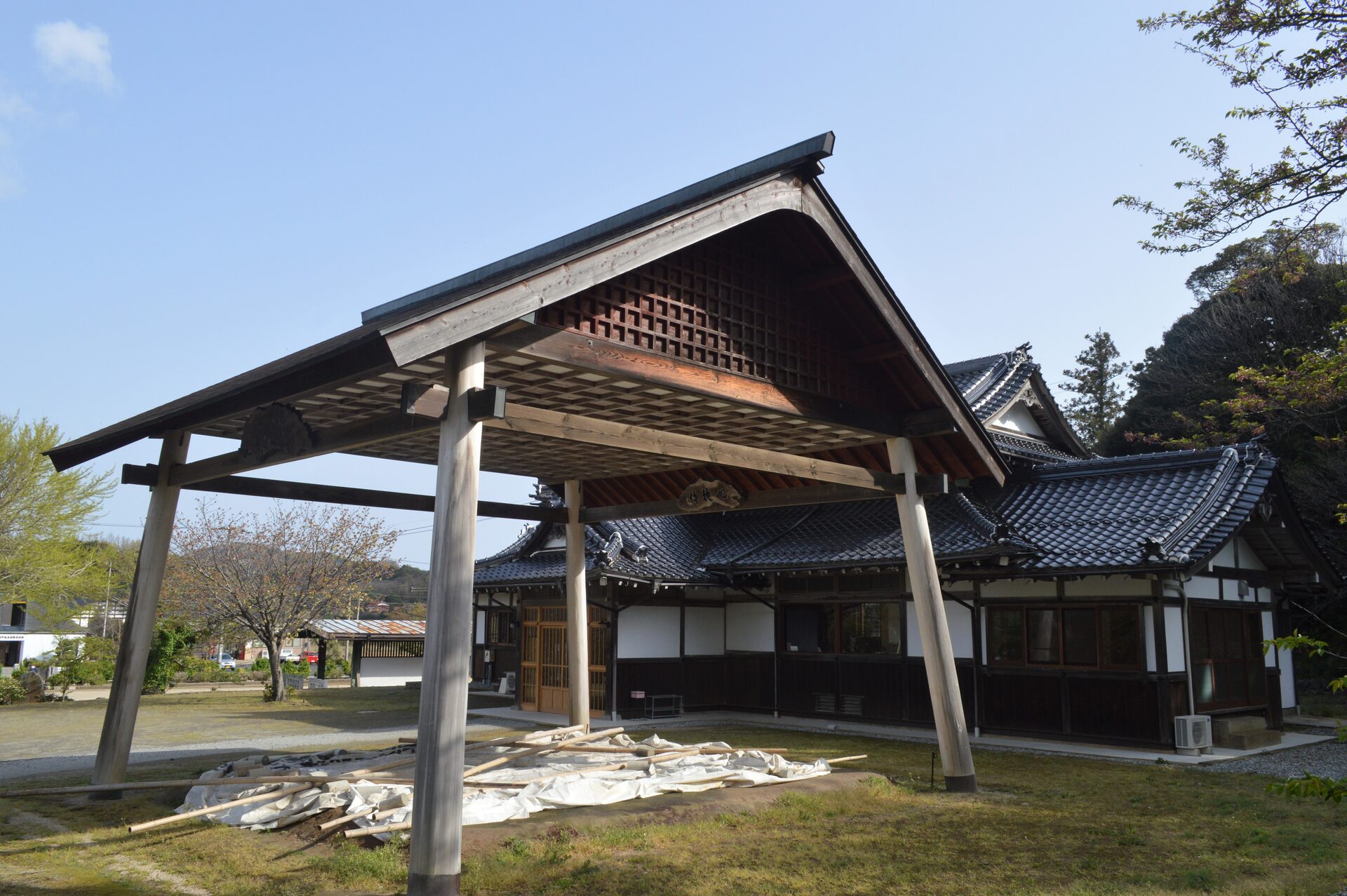 隠岐神社の境内、木立に囲まれた社殿群