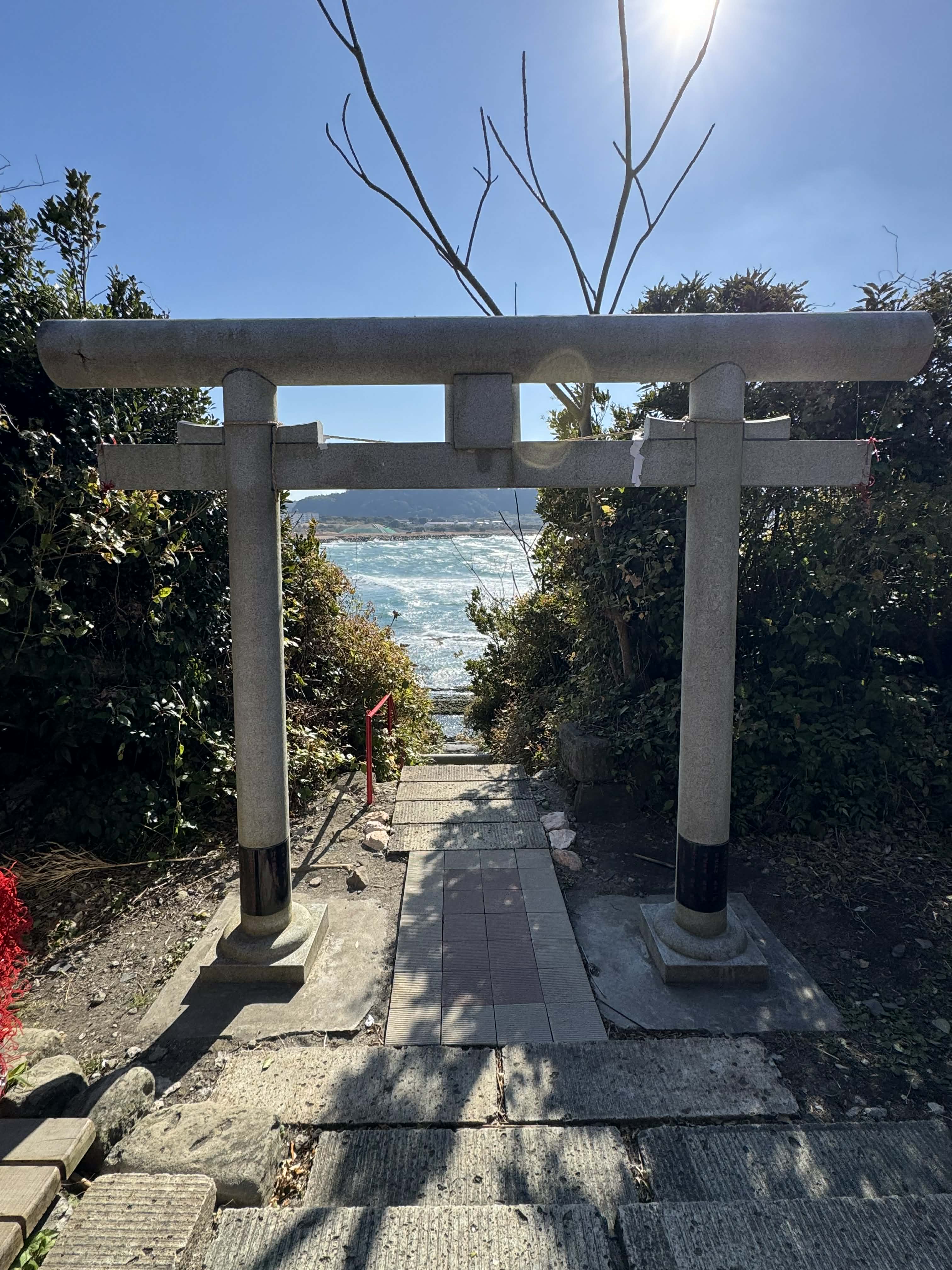 沖ノ島の鳥居と海
