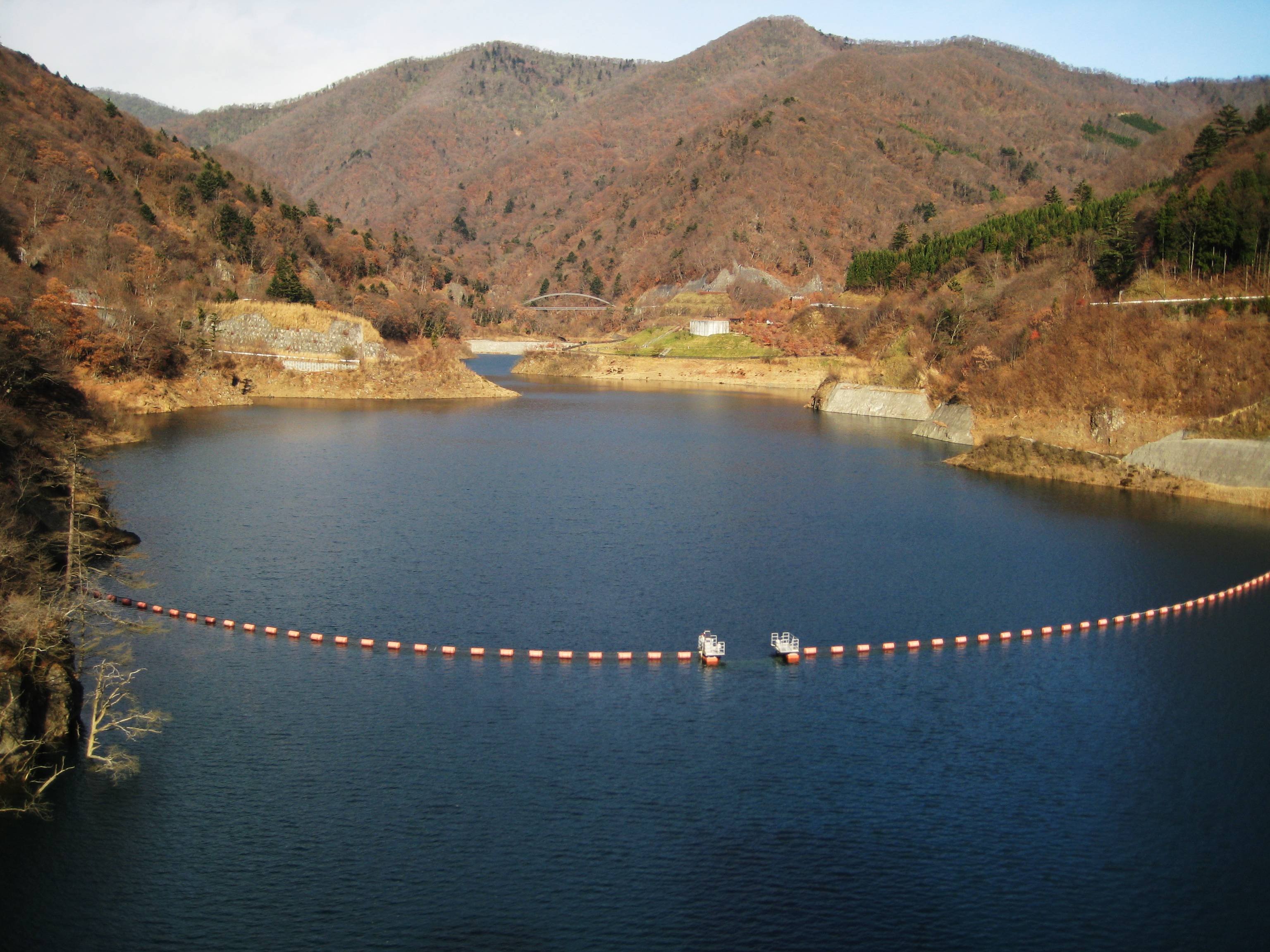 紅葉に包まれた奥四万湖の全景